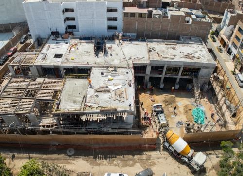 Los trabajos de construcción del colegio emblemático José Olaya del distrito de La Esperanza, en Trujillo, registran un avance del 43%, afirmó el gobernador de La Libertad, César Acuña. ANDINA/Difusión