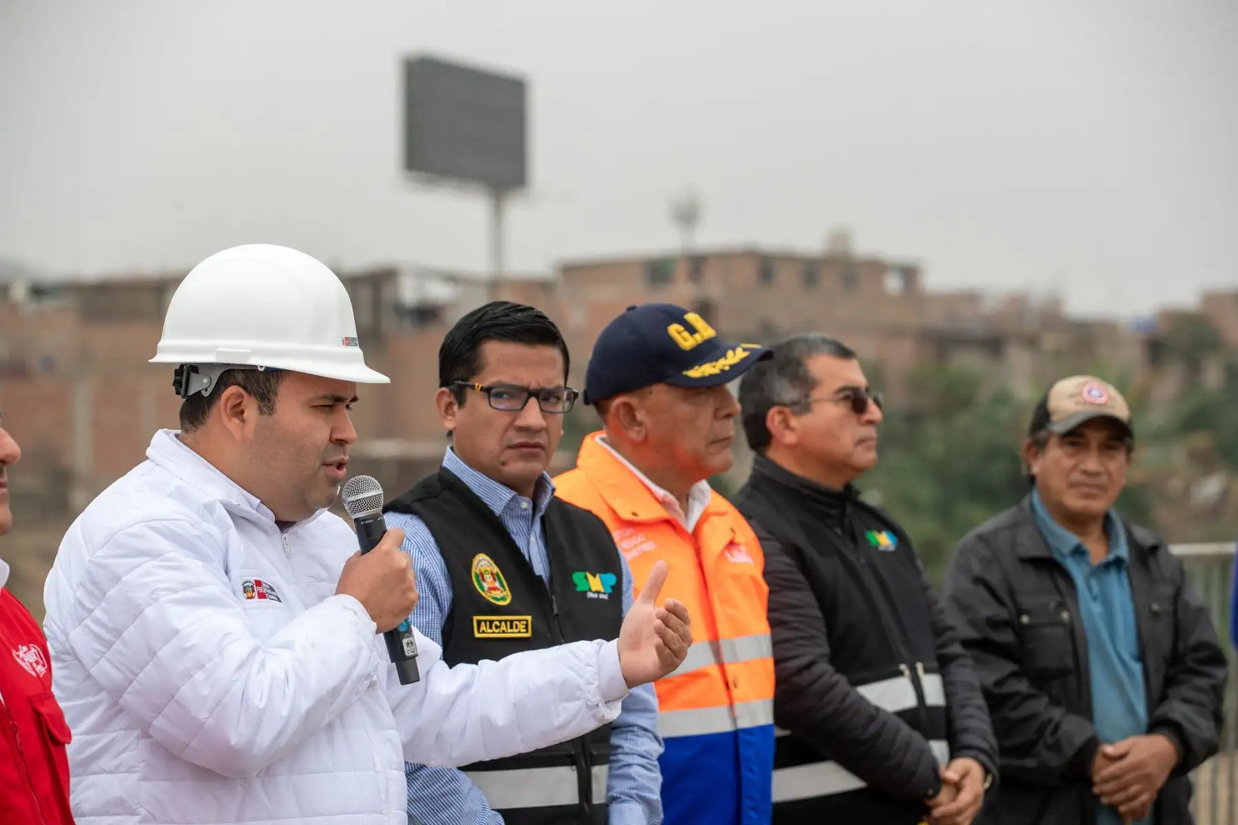 Viceministro de Vivienda  y Urbanismo, Hernán Jesús Navarro supervisó trabajos de demolición de 40 lotes ubicados en la faja marginal del río Rímac.                                                                                                              
Foto: MVCS