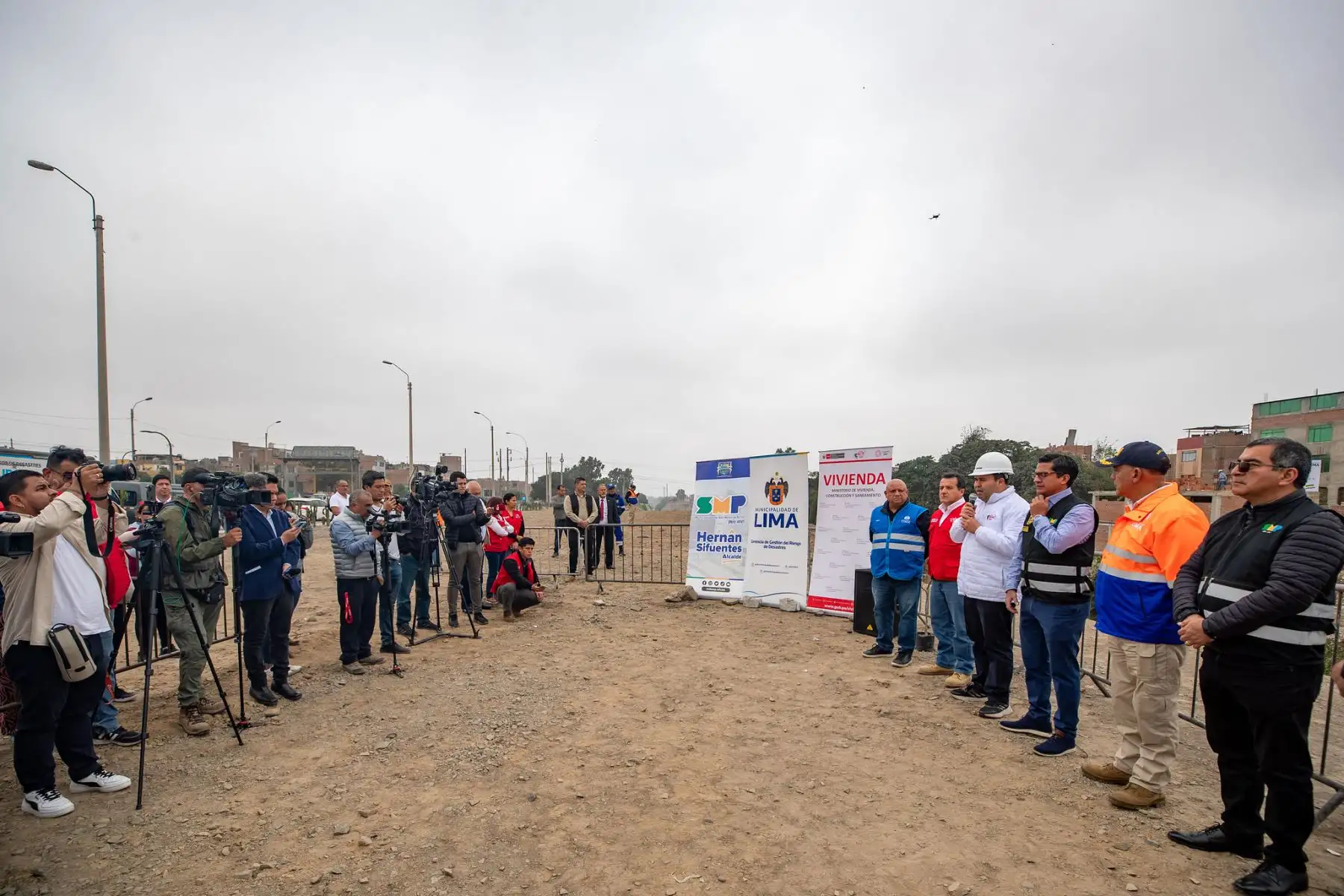 Viceministro de Vivienda  y Urbanismo, Hernán Jesús Navarro supervisó trabajos de demolición de 40 lotes ubicados en la faja marginal del río Rímac.                                                                                                              
Foto: MVCS