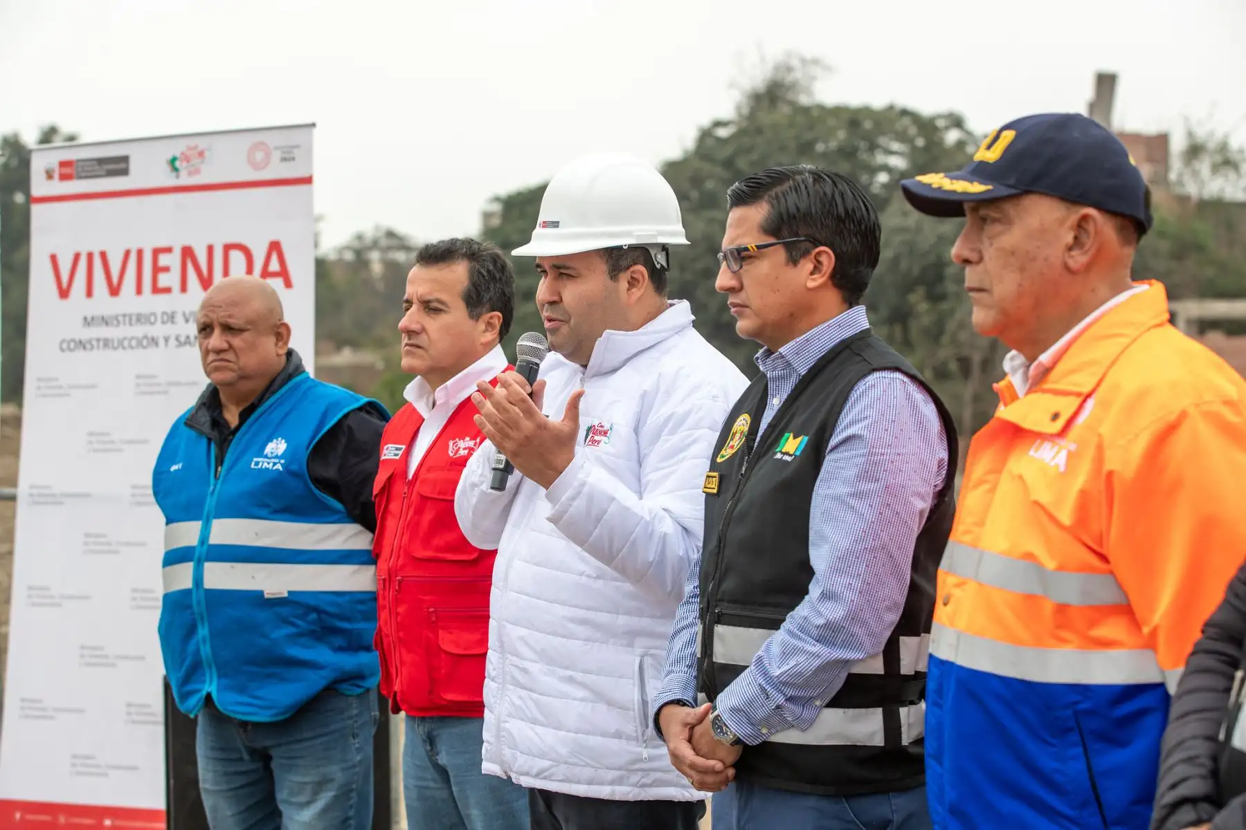 Viceministro de Vivienda  y Urbanismo, Hernán Jesús Navarro supervisó trabajos de demolición de 40 lotes ubicados en la faja marginal del río Rímac.                                                                                                              
Foto: MVCS