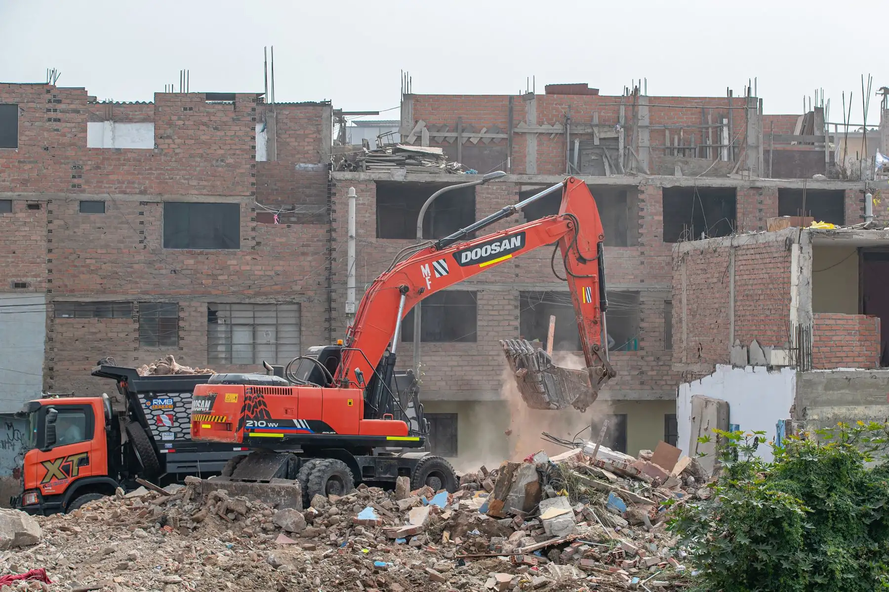 Viceministro de Vivienda  y Urbanismo, Hernán Jesús Navarro supervisó trabajos de demolición de 40 lotes ubicados en la faja marginal del río Rímac.                                                                                                              
Foto: MVCS