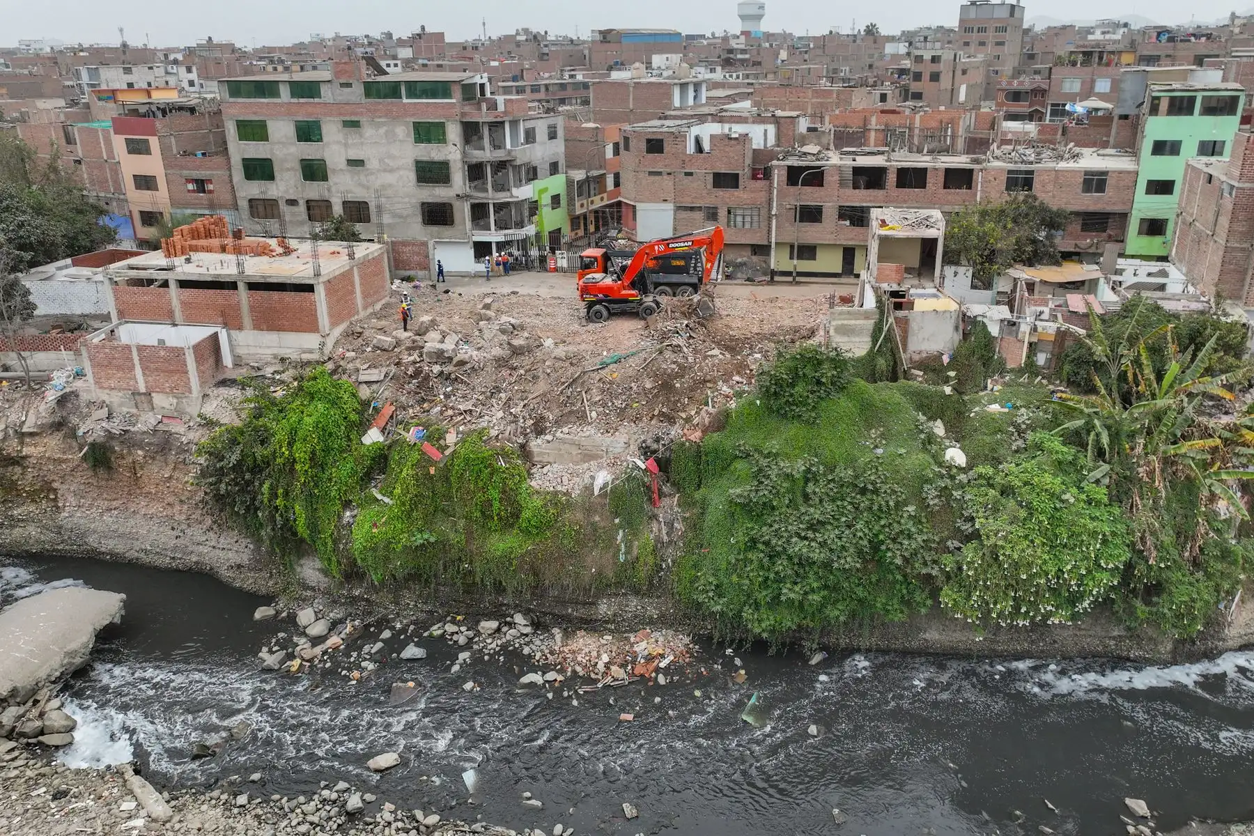 Viceministro de Vivienda  y Urbanismo, Hernán Jesús Navarro supervisó trabajos de demolición de 40 lotes ubicados en la faja marginal del río Rímac.                                                                                                              
Foto: MVCS
