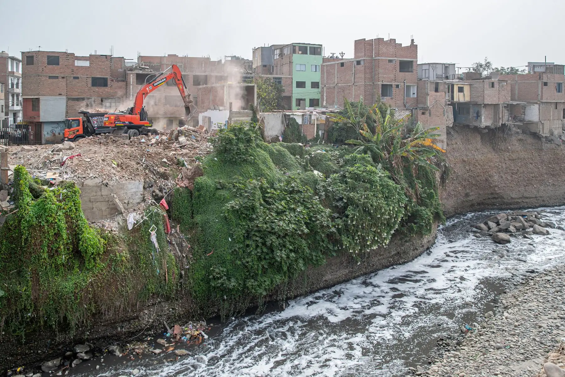 Viceministro de Vivienda  y Urbanismo, Hernán Jesús Navarro supervisó trabajos de demolición de 40 lotes ubicados en la faja marginal del río Rímac.                                                                                                              
Foto: MVCS