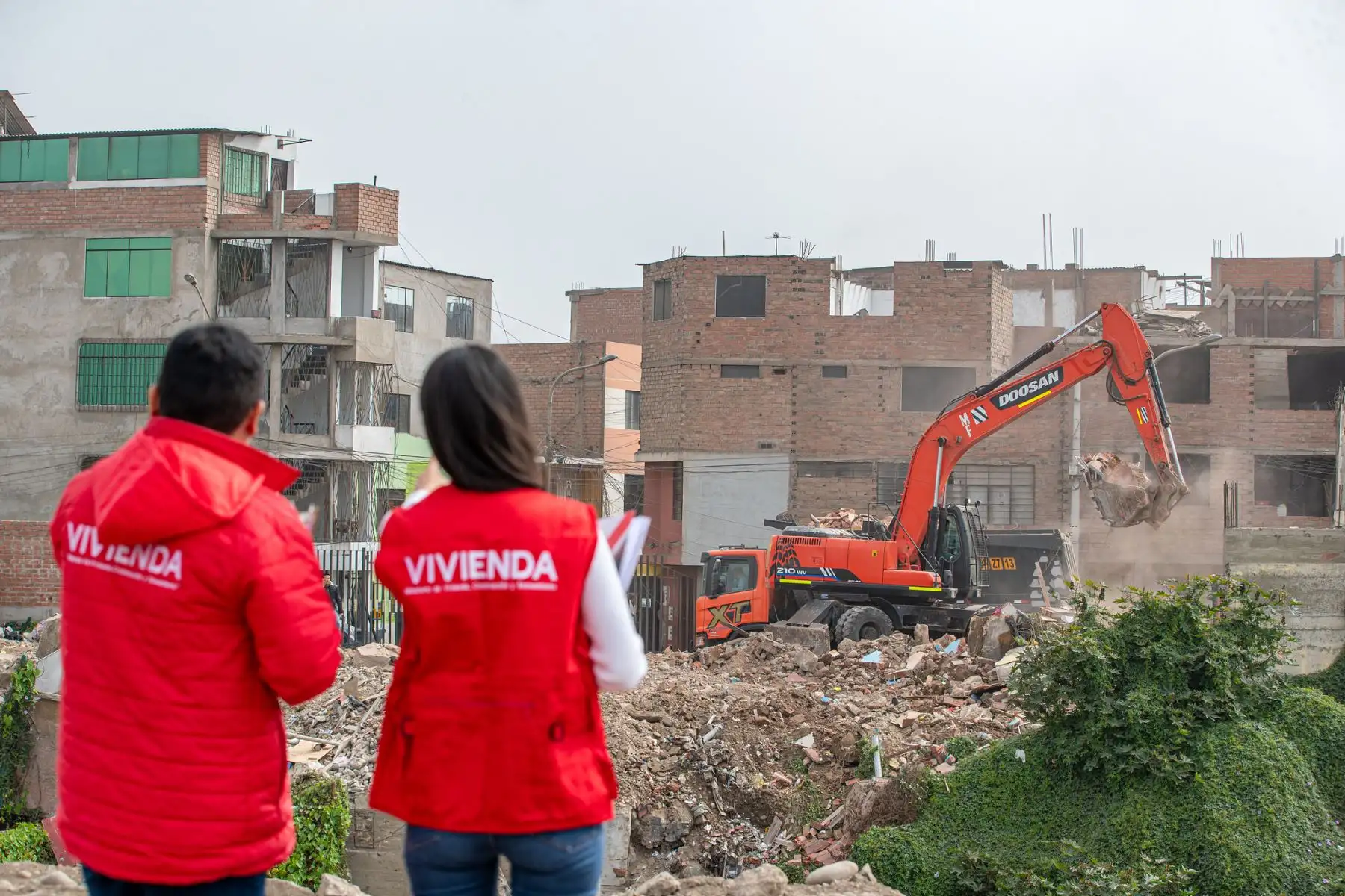 Viceministro de Vivienda  y Urbanismo, Hernán Jesús Navarro supervisó trabajos de demolición de 40 lotes ubicados en la faja marginal del río Rímac.                                                                                                              
Foto: MVCS