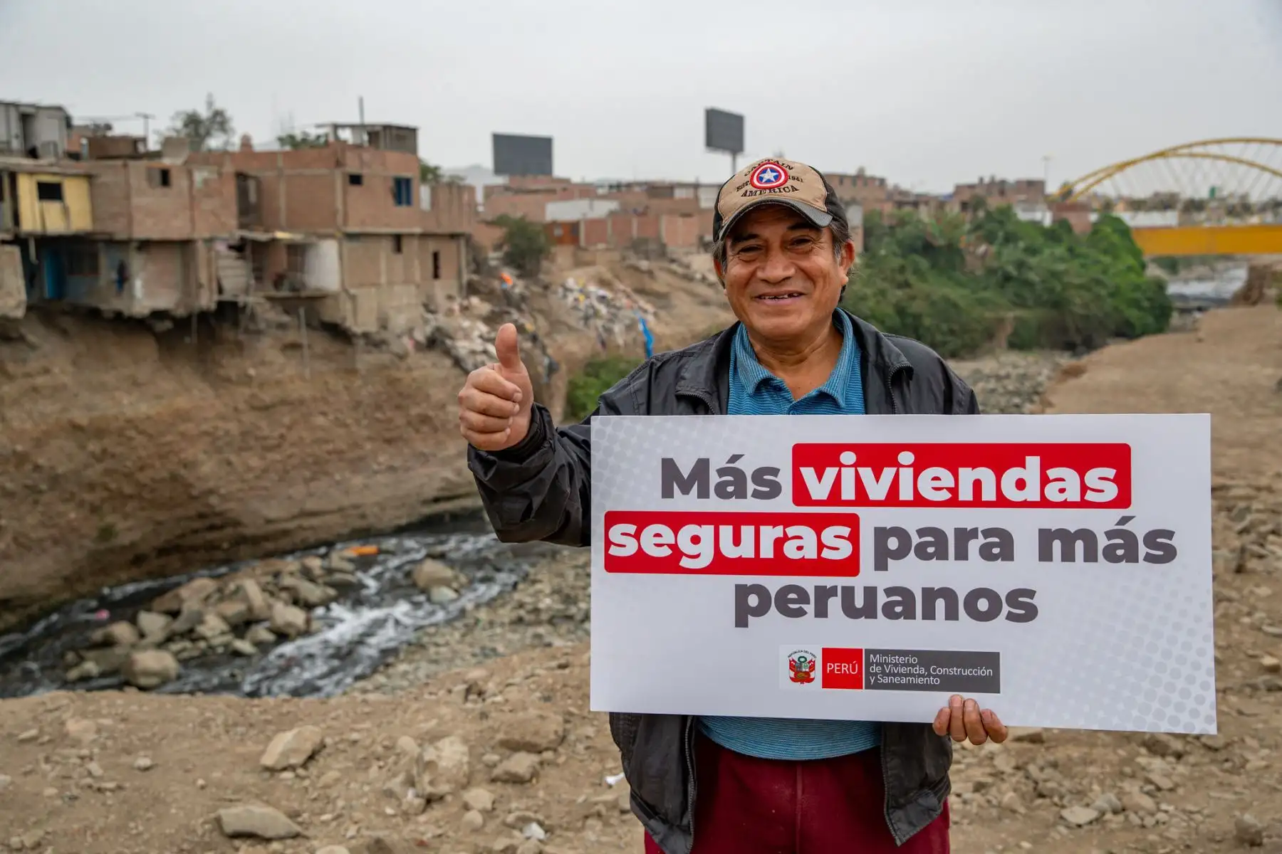 Viceministro de Vivienda  y Urbanismo, Hernán Jesús Navarro supervisó trabajos de demolición de 40 lotes ubicados en la faja marginal del río Rímac.                                                                                                              
Foto: MVCS
