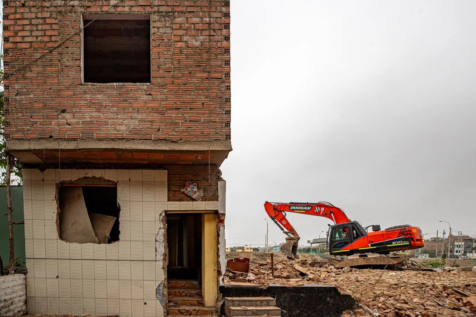 Viceministro de Vivienda  y Urbanismo, Hernán Jesús Navarro supervisó trabajos de demolición de 40 lotes ubicados en la faja marginal del río Rímac.                                                                                                              
Foto: MVCS