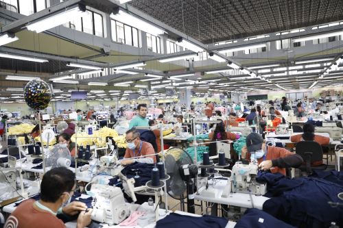 MTPE: Jóvenes que recibieron capacitación dual firman contrato laboral con empresa textil