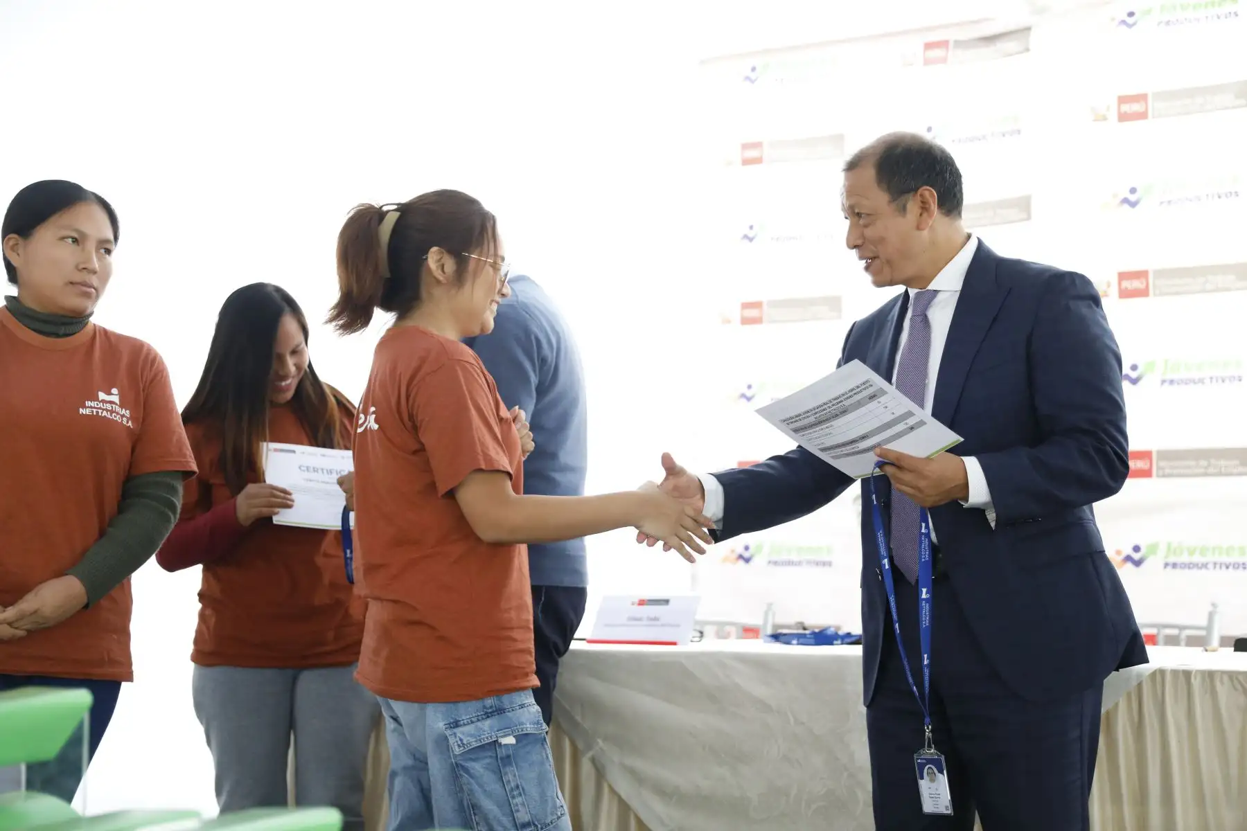 Daniel Maurate, Ministro de Trabajo incorporó 
Un total de dieciocho jóvenes que recibieron capacitación dual gracias al programa Jóvenes Productivos del Ministerio de Trabajo y Promoción del Empleo (MTPE), firmaron este martes un su contrato laboral y recibieron el fotocheck que los acredita como trabajadores de la empresa textil NETTALCO. Foto: Difusión