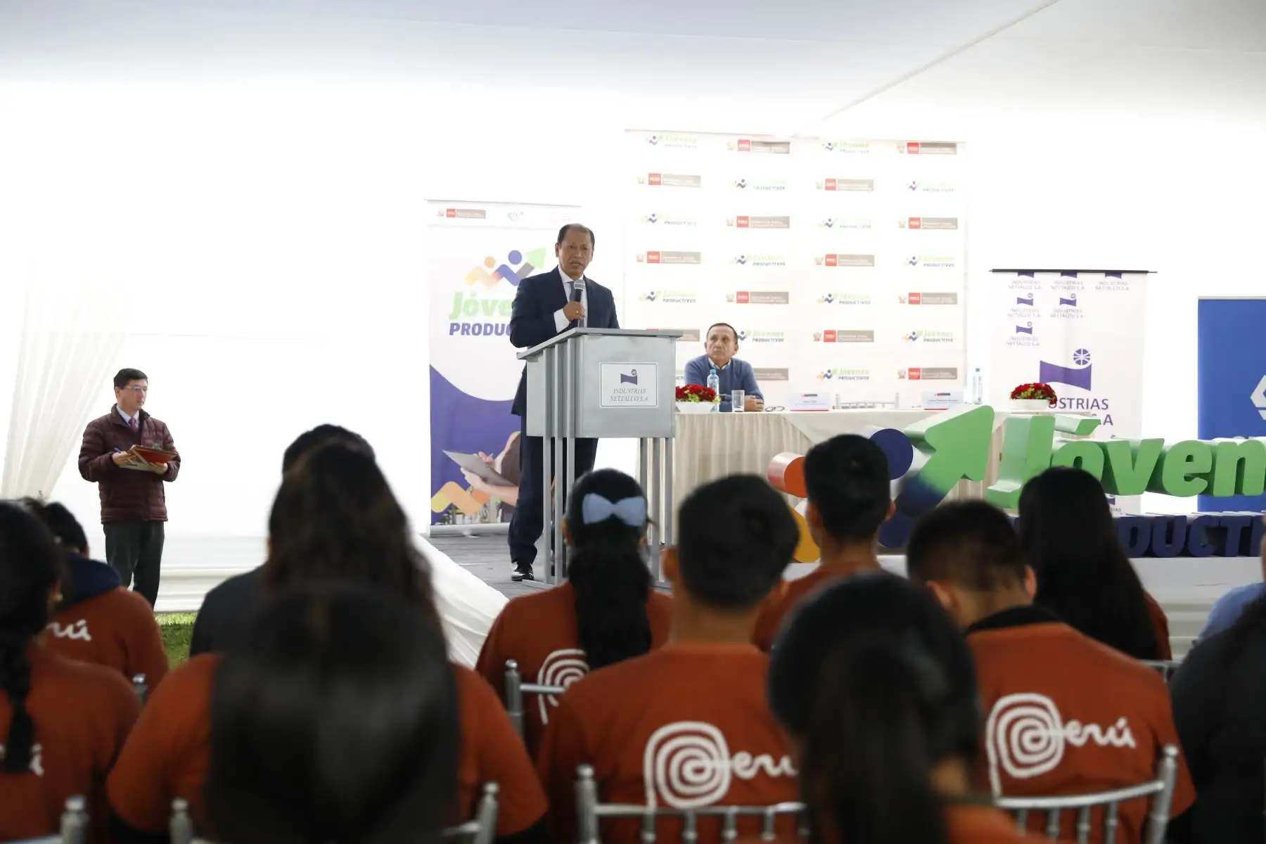 Ministro de Trabajo Daniel Maurate lidero la incorporación a la planilla de la Empresa Netallco. Foto: Difusión
