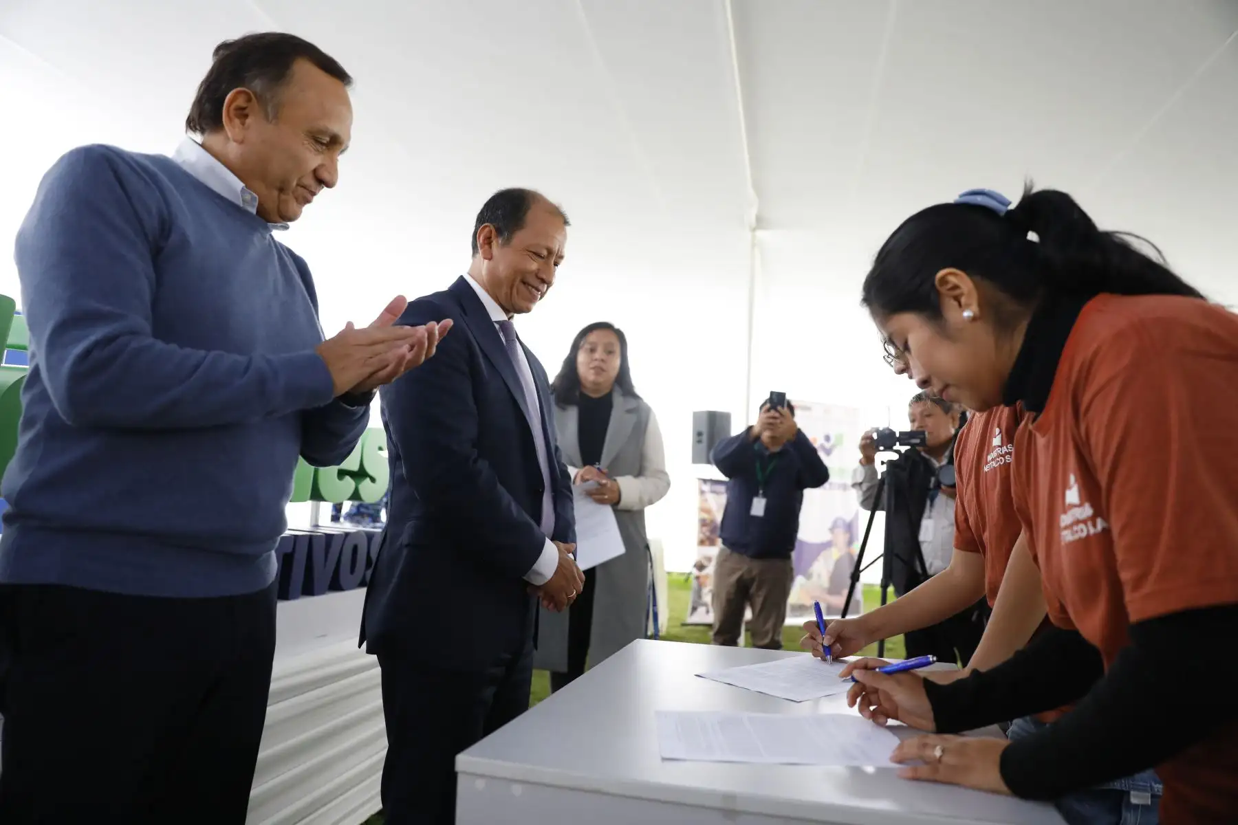 Daniel Maurate, Ministro de Trabajo incorporó 
Un total de dieciocho jóvenes que recibieron capacitación dual gracias al programa Jóvenes Productivos del Ministerio de Trabajo y Promoción del Empleo (MTPE), firmaron este martes un su contrato laboral y recibieron el fotocheck que los acredita como trabajadores de la empresa textil NETTALCO. Foto: Difusión