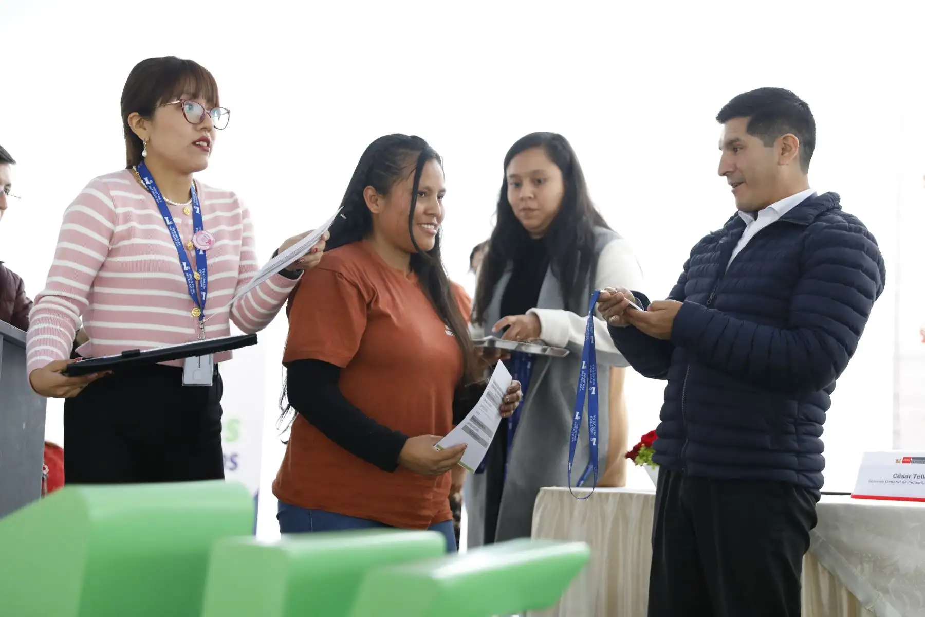 Un total de dieciocho jóvenes que recibieron capacitación dual gracias al programa Jóvenes Productivos del Ministerio de Trabajo y Promoción del Empleo (MTPE), firmaron este martes un su contrato laboral y recibieron el fotocheck que los acredita como trabajadores de la empresa textil NETTALCO. Foto: Difusión