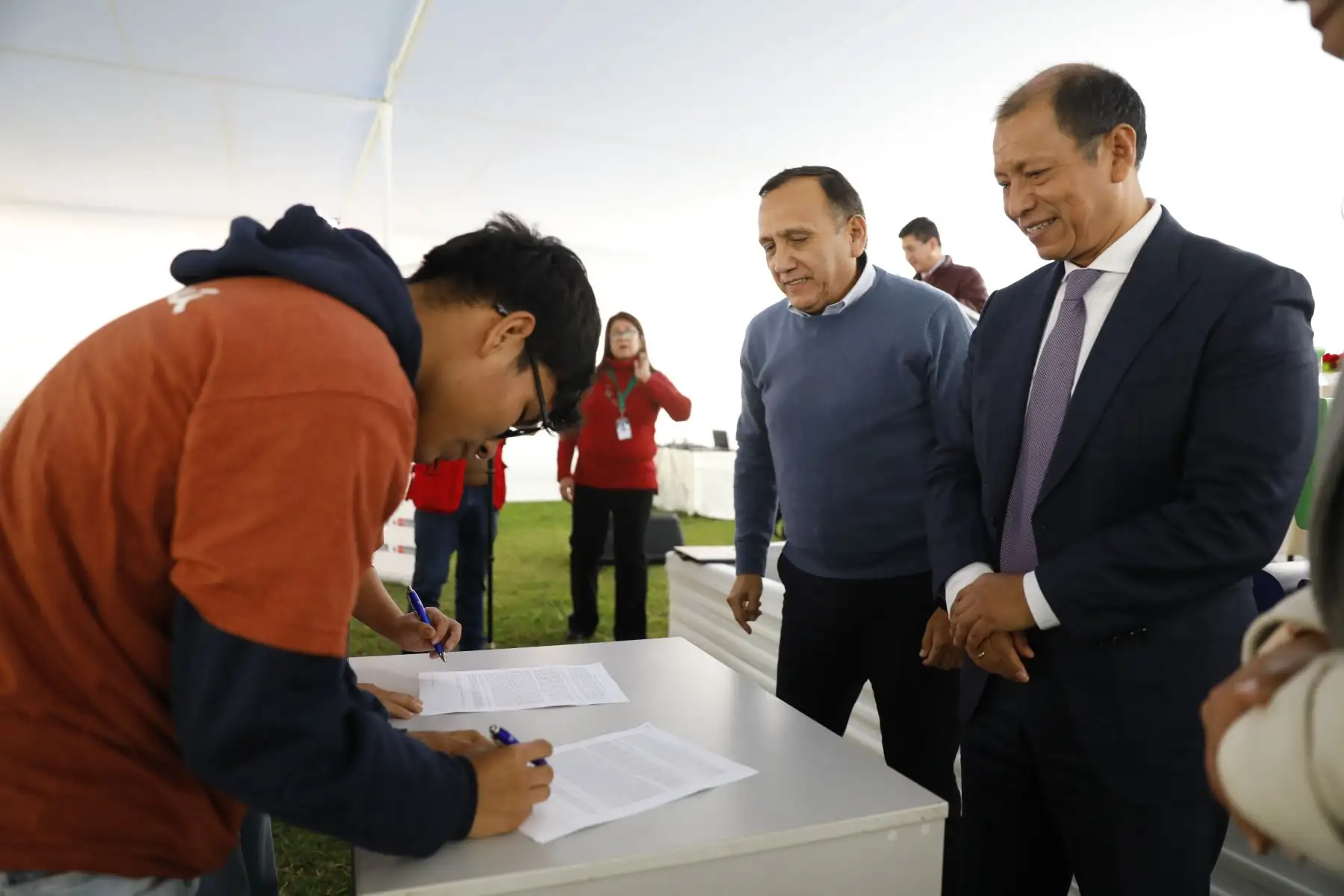 Daniel Maurate, Ministro de Trabajo incorporó 
Un total de dieciocho jóvenes que recibieron capacitación dual gracias al programa Jóvenes Productivos del Ministerio de Trabajo y Promoción del Empleo (MTPE), firmaron este martes un su contrato laboral y recibieron el fotocheck que los acredita como trabajadores de la empresa textil NETTALCO. Foto: Difusión