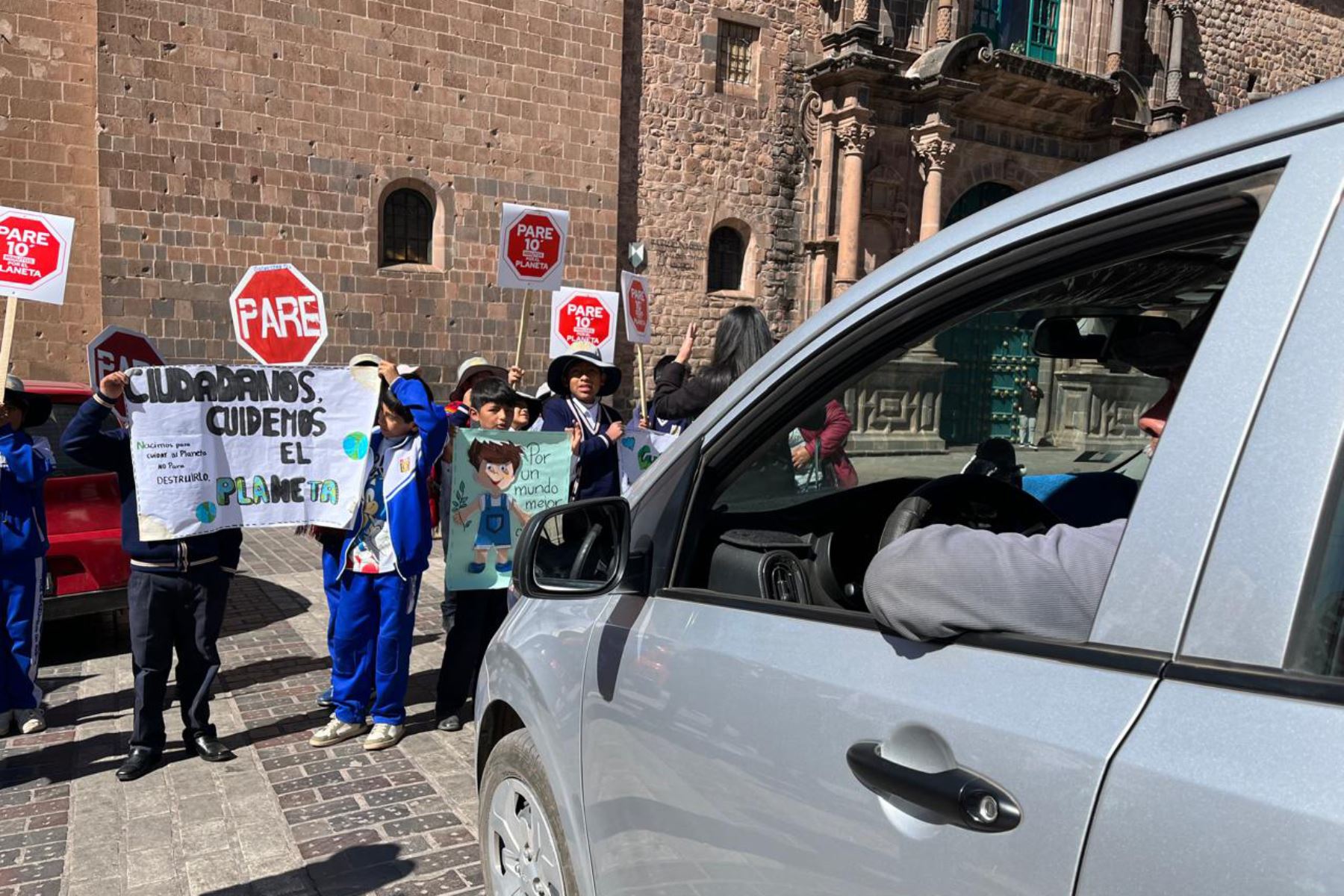 Los escolares llevaron el mensaje “Apaga el motor de tu vehículo por 10 minutos y activa tu bici”. Foto: ANDINA/Cortesía Percy Hurtado