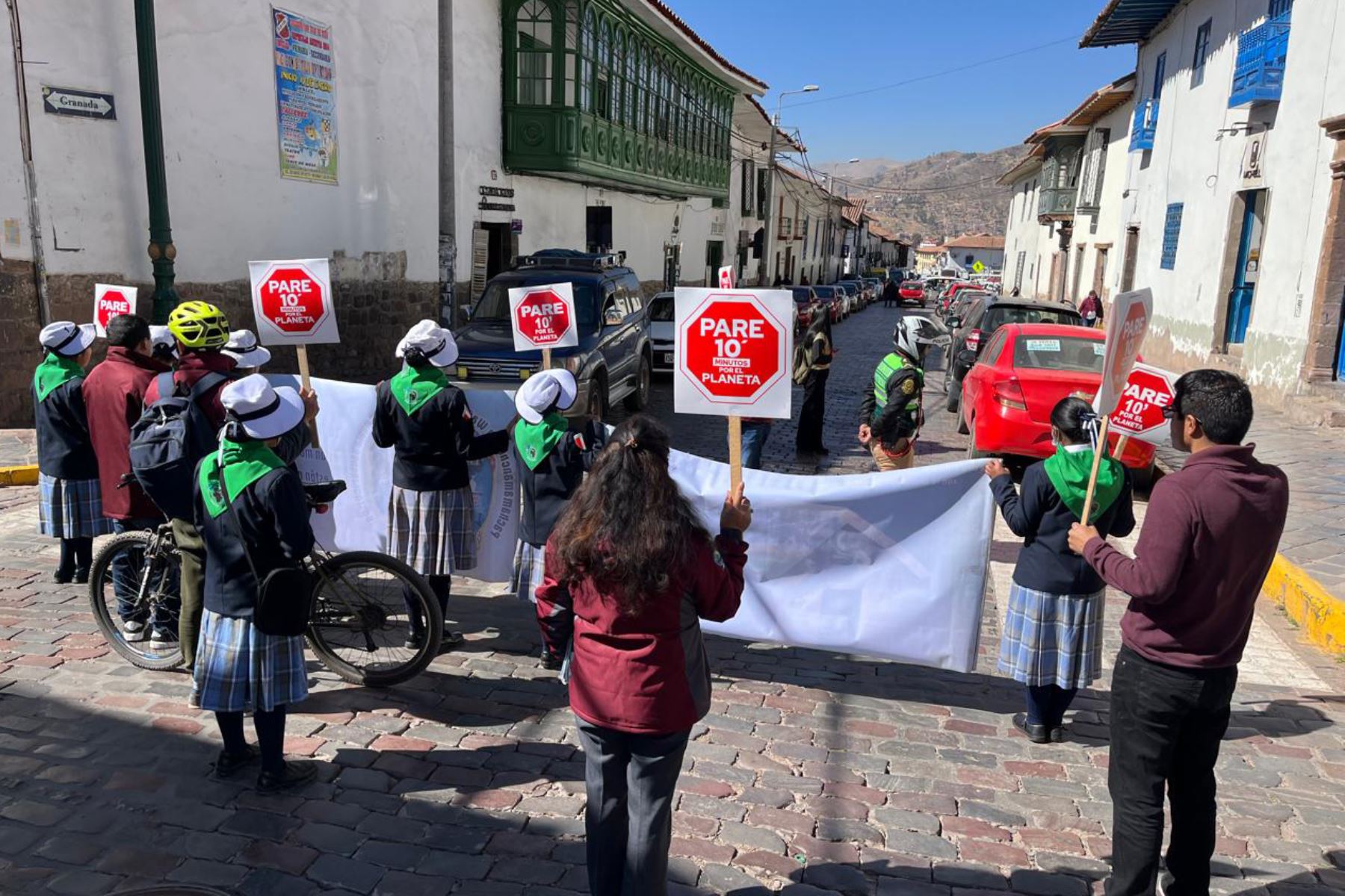 Los escolares llevaron el mensaje “Apaga el motor de tu vehículo por 10 minutos y activa tu bici”. Foto: ANDINA/Cortesía Percy Hurtado