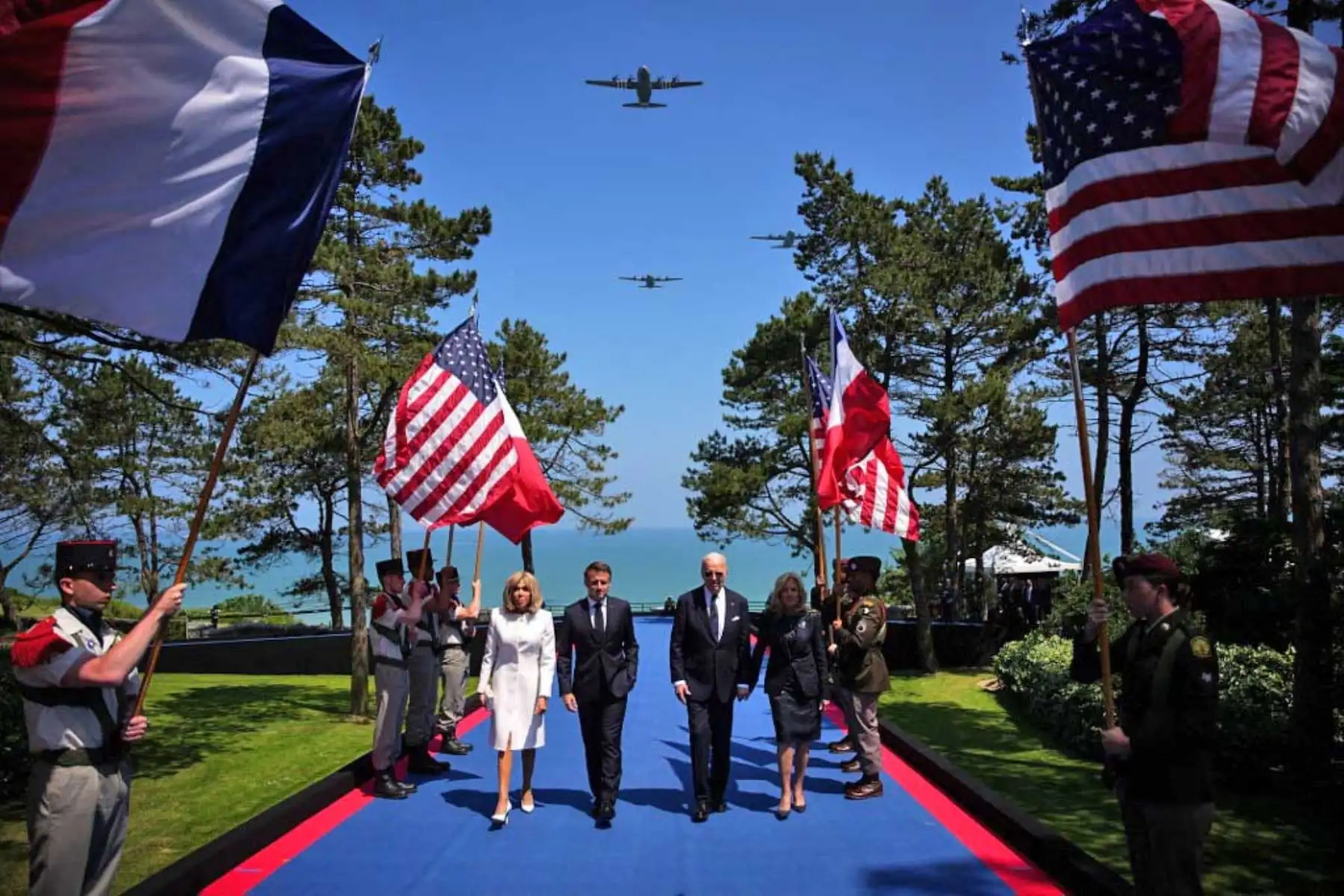 La esposa del presidente francés Brigitte Macron, el presidente de Francia Emmanuel Macron, el presidente estadounidense Joe Biden y la primera dama estadounidense Jill Biden llegan para asistir a la ceremonia estadounidense que conmemora el 80º aniversario del desembarco aliado del "Día D" de la Segunda Guerra Mundial en Normandía. Foto: AFP