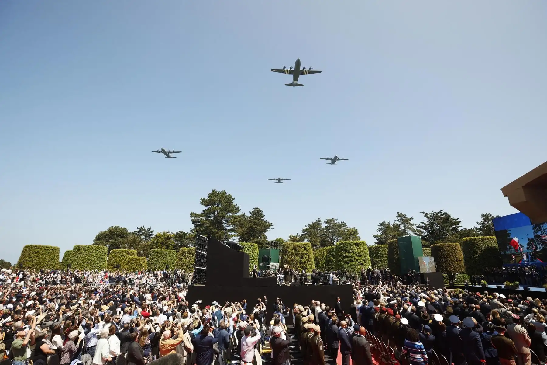 Desfile aéreo estadounidense durante la ceremonia conmemorativa del 80.º aniversario del desembarco del Día D en Normandía en el cementerio de guerra estadounidense en Colleville-sur-Mer, Francia. Foto. AFP