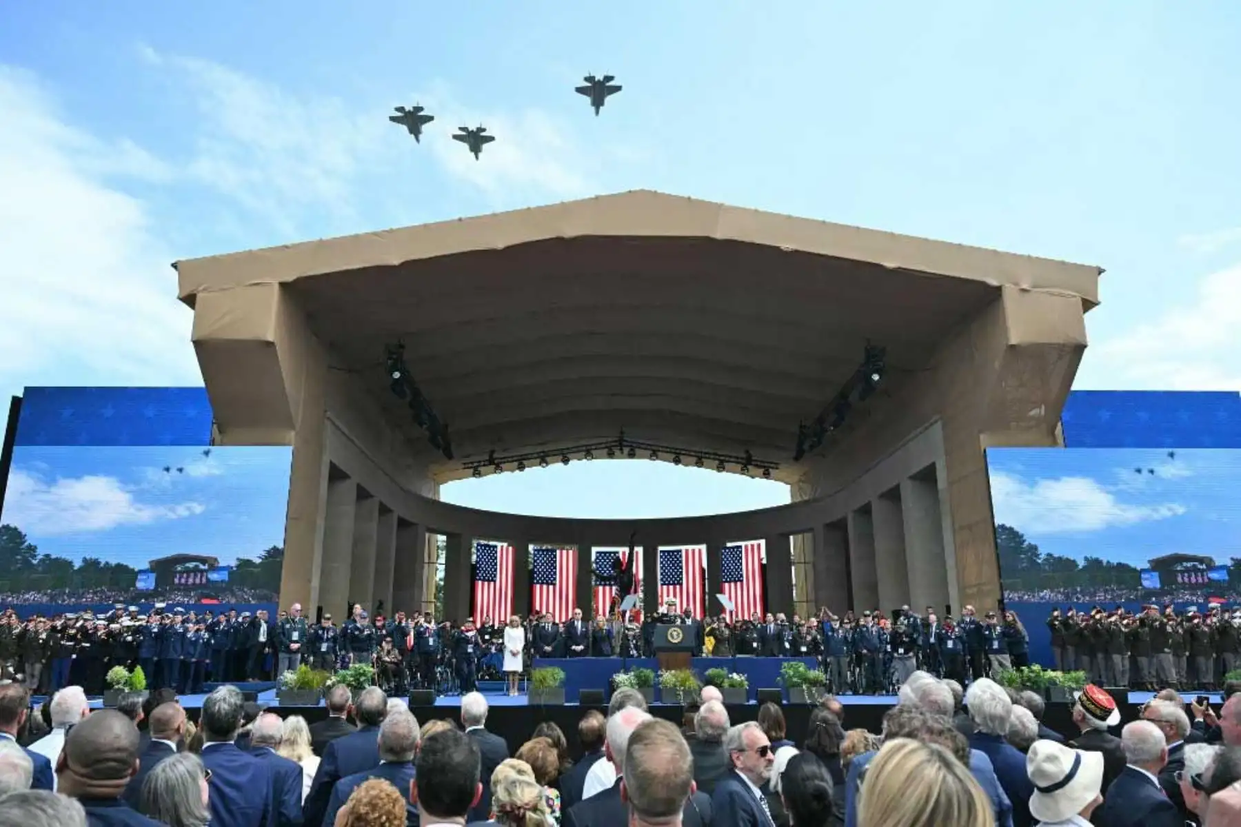 Aviones de combate estadounidenses F35 sobrevuelan la ceremonia estadounidense que marca el 80º aniversario del desembarco aliado del "Día D" de la Segunda Guerra Mundial en Normandía, en el Cementerio y Memorial Americano de Normandía en Colleville-sur-Mer, con vistas a la playa de Omaha en el noroeste de Francia. El 6 de junio de 2024. Foto: AFP