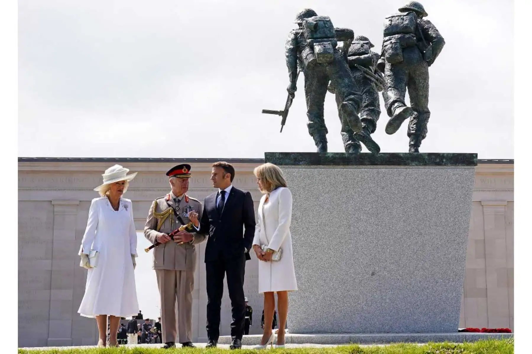 El rey Carlos III de Gran Bretaña, la reina Camilla de Gran Bretaña, el presidente de Francia Emmanuel Macron y su esposa Brigitte Macron asisten al Ministerio de Defensa del Reino Unido y a la ceremonia conmemorativa de la Legión Real Británica que conmemora el 80º aniversario de la Segunda Guerra Mundial 