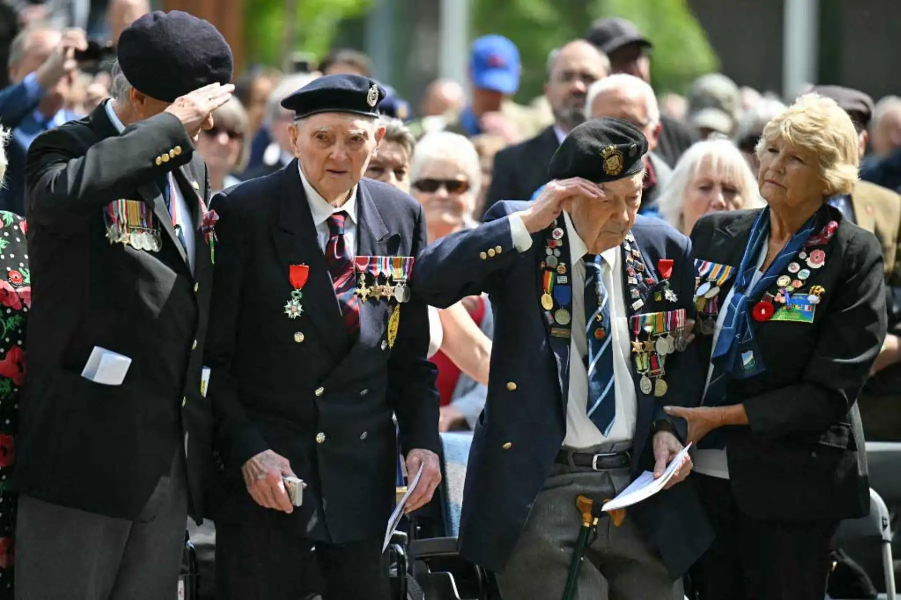 John Gillespie, veterano de Normandía, de 104 años, y Simeon Mayou, veterano de Normandía, asisten a un servicio anual para recordar el Desembarco de Normandía en el National Memorial Arboretum en Stafford, en el centro de Inglaterra, el 6 de junio de 2024. Foto: AFP