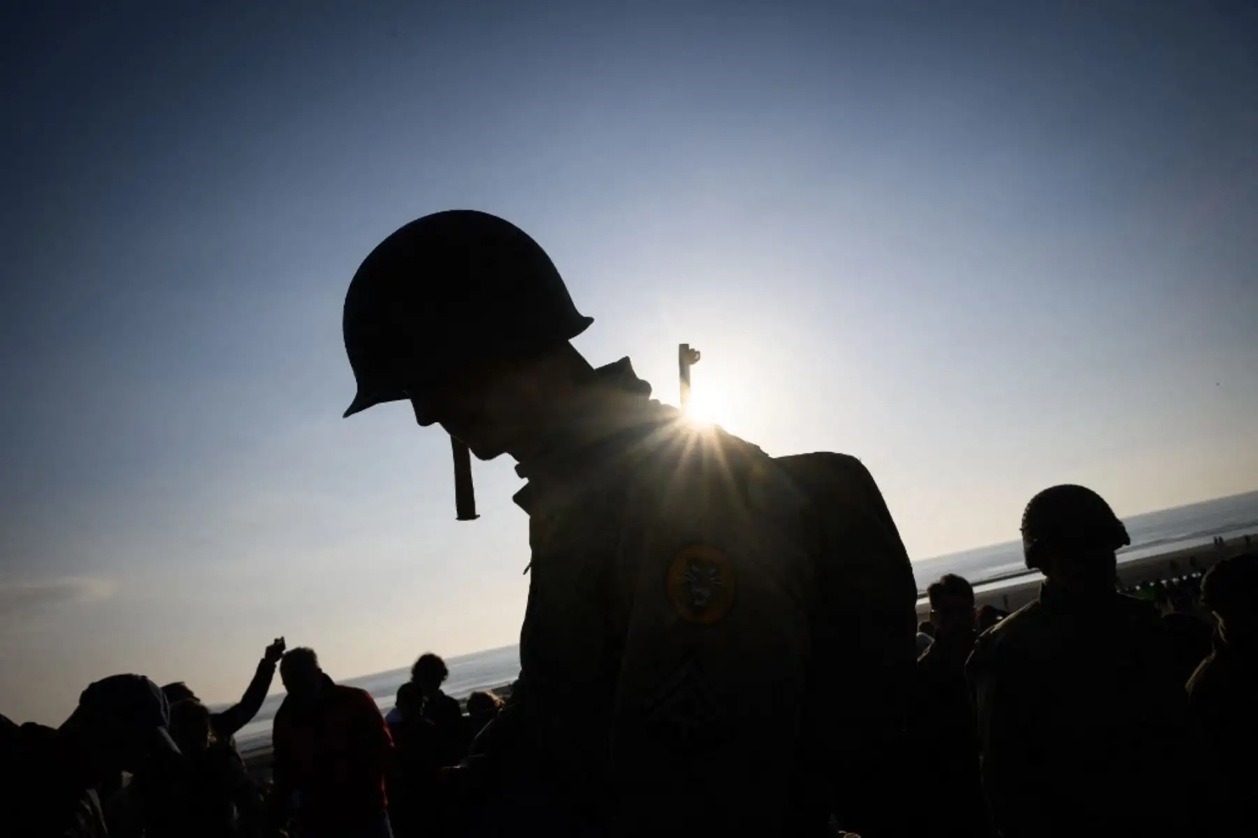 Entusiastas vestidos con réplicas de atuendos militares de la Segunda Guerra Mundial del ejército estadounidense se reúnen en Utah Beach el 6 de junio de 2024, durante las conmemoraciones del "Día D" que marcan el 80 aniversario del desembarco aliado de la Segunda Guerra Mundial en Normandía. Foto: AFP