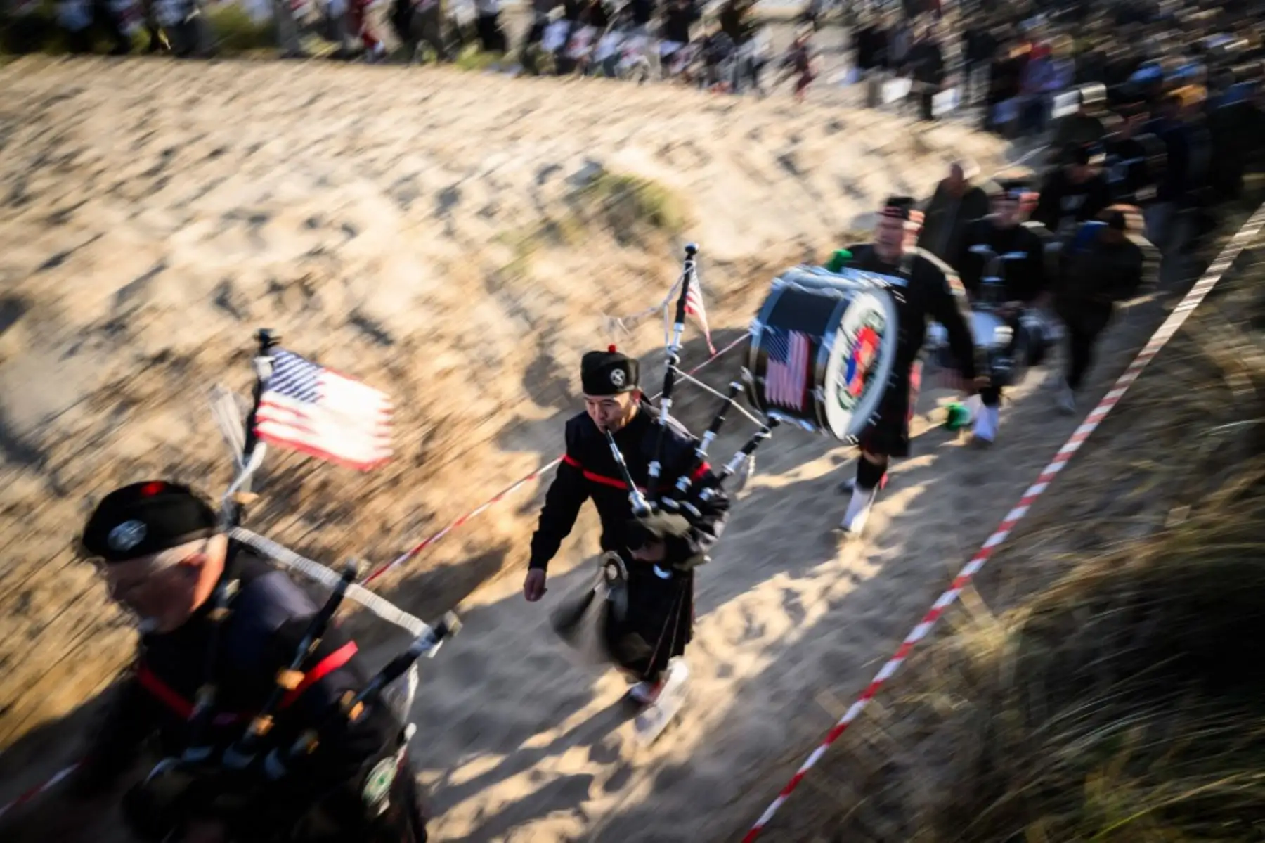 Una banda de gaiteros estadounidenses actúa en Utah Beach el 6 de junio de 2024 como parte de las conmemoraciones del "Día D" que marcan el 80 aniversario del desembarco aliado de la Segunda Guerra Mundial en Normandía. Foto: AFP