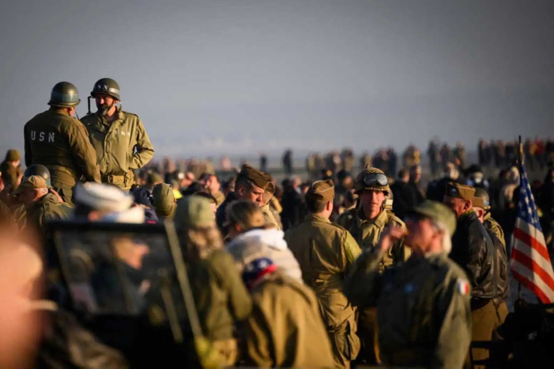 Entusiastas vestidos con réplicas de atuendos militares de la Segunda Guerra Mundial del ejército estadounidense se reúnen en Utah Beach el 6 de junio de 2024, durante las conmemoraciones del "Día D" que marcan el 80 aniversario del desembarco aliado de la Segunda Guerra Mundial en Normandía. Foto: AFP