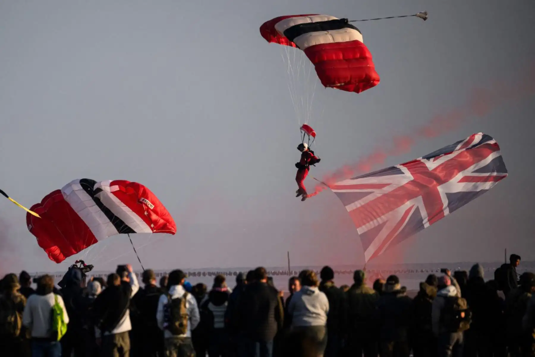 Los paracaidistas actúan mientras descienden a la playa de Utah el 6 de junio de 2024, como parte de las conmemoraciones del "Día D" que marcan el 80.º aniversario del desembarco aliado de la Segunda Guerra Mundial en Normandía. Foto: AFP