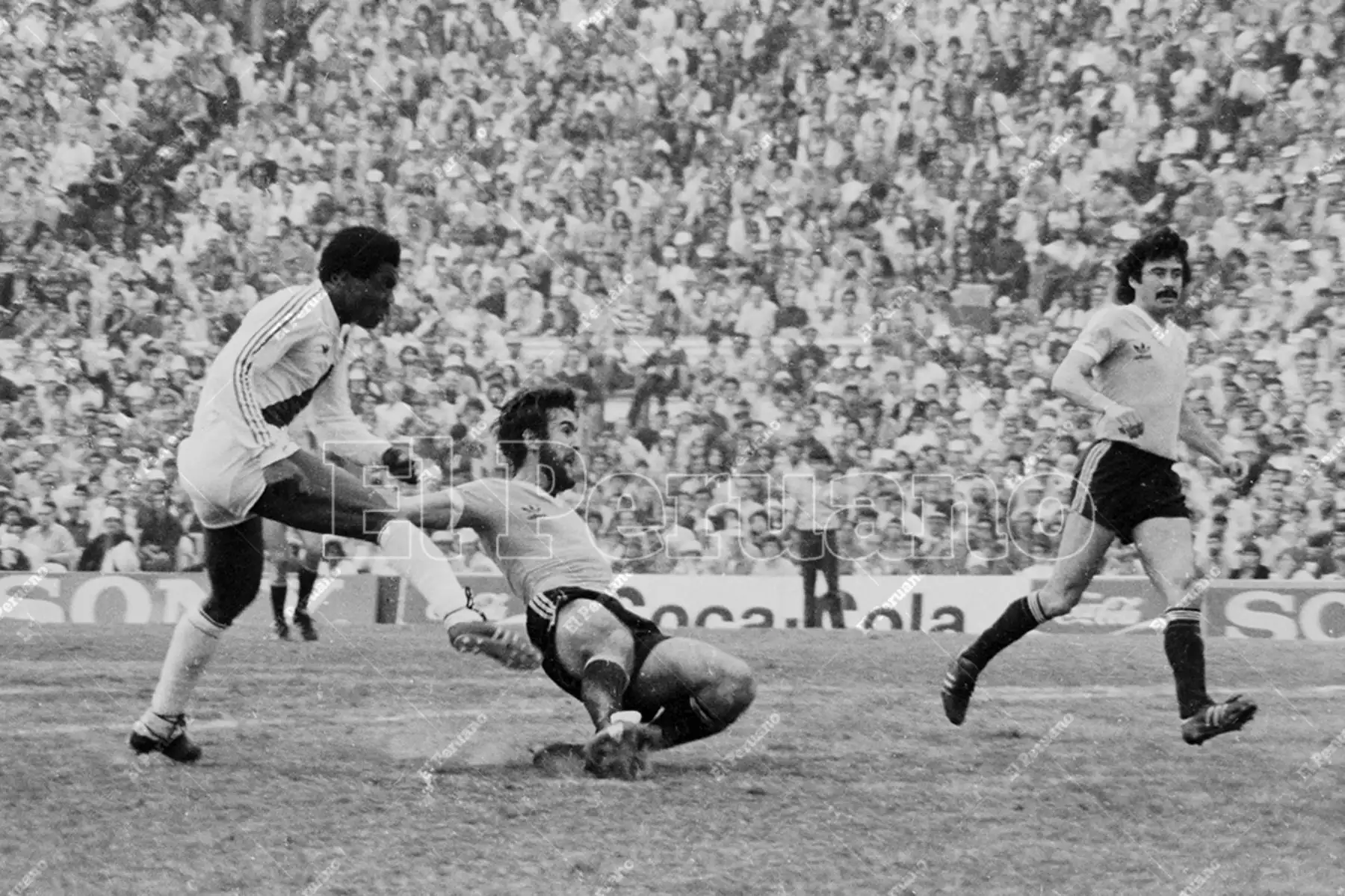 Montevideo, Uruguay - 23 agosto 1981 / El delantero Guillermo La Rosa anota el primer gol peruano ante Uruguay  en el  estadio Centenario por las eliminatorias a España 82. Foto: Archivo Histórico de El Peruano / Rómulo Luján