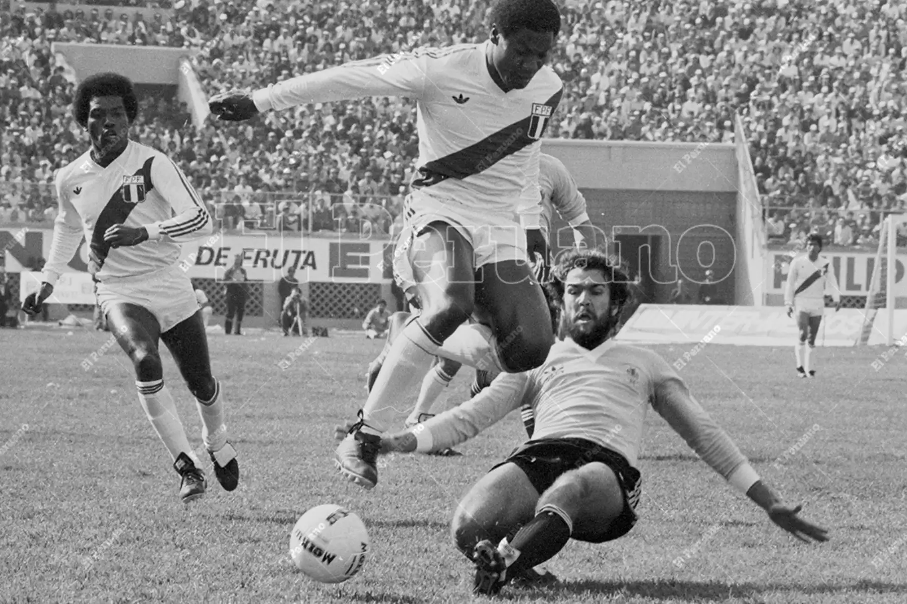 Lima - 5 setiembre 1981 / El delantero Guillermo La Rosa supera la marca de un rival. Perú empató sin goles con Uruguay y clasificó al mundial de España 82.  Foto: Archivo Histórico de El Peruano / Rolando Ángeles