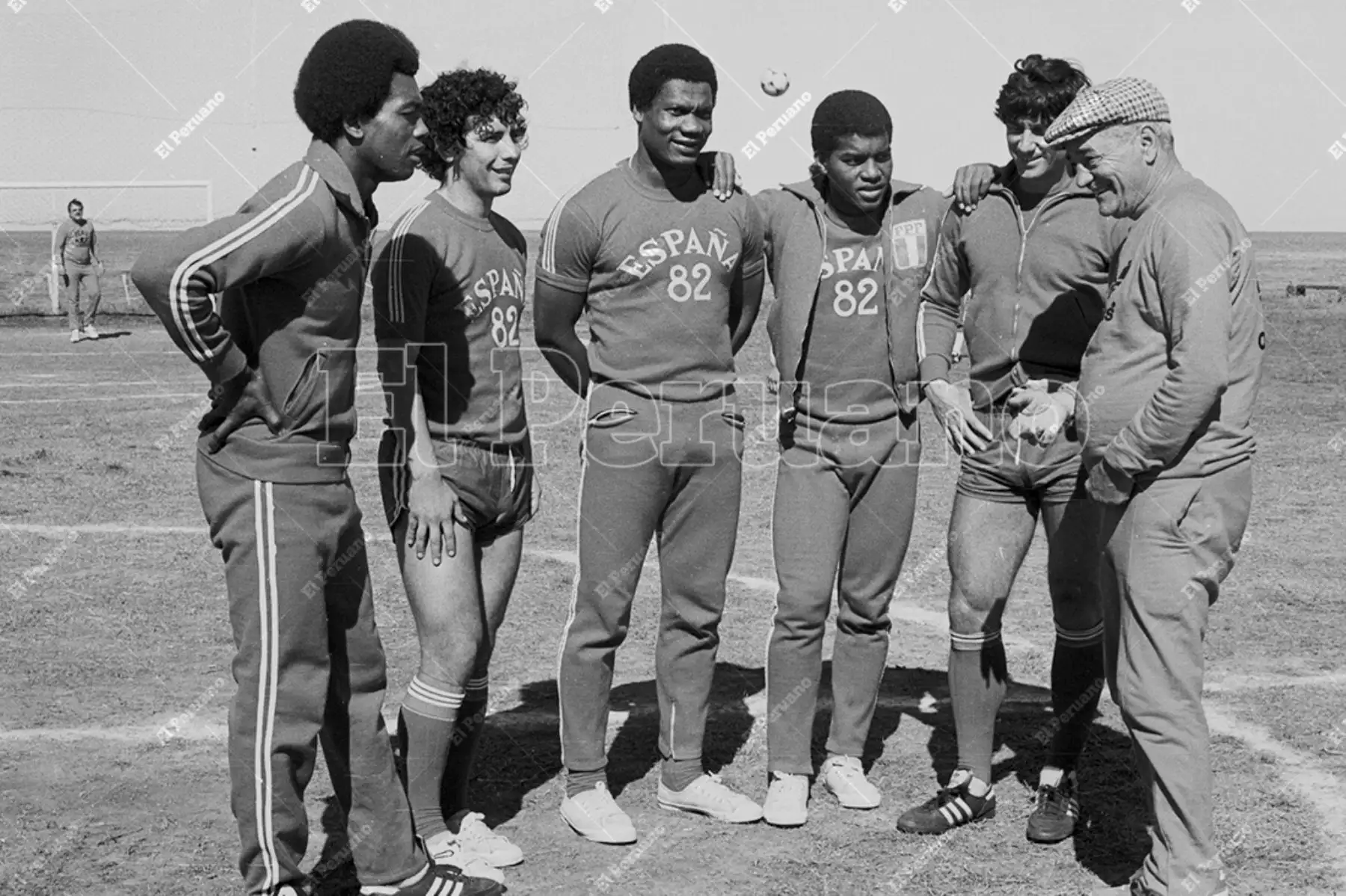 Montevideo, Uruguay - 20 agosto 1981 / El director técnico de la selección peruana de fútbol, Elba de Padua Lima Tim, conversa con Juan Carlos Oblitas, Julio César Uribe, Guillermo La Rosa, César Cueto y Gerónimo Barbadillo durante los entrenamientos antes del encuentro con Uruguay por  las eliminatorias a España 82. Foto: Archivo Histórico de El Peruano / Rómulo Luján