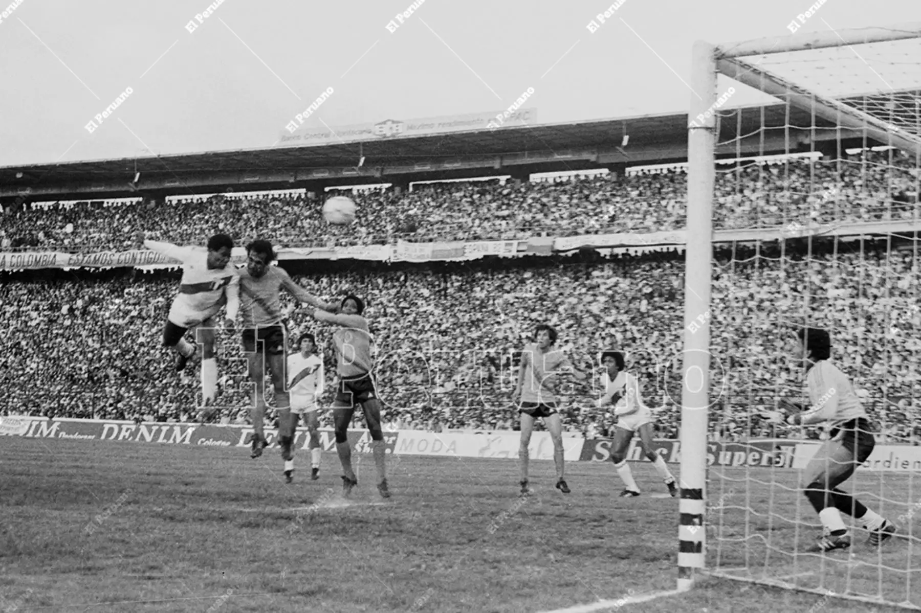 Bogotá - 26 de julio 1981 / El delantero peruano Guillermo La Rosa marca el gol del empate en el encuentro entre Perú y Colombia  por las eliminatorias al mundial de España 82. El partido se jugó en el estadio Nemesio Camacho, "El Campin de Bogotá". Foto: Archivo Histórico de El Peruano / Alejandro Aguirre