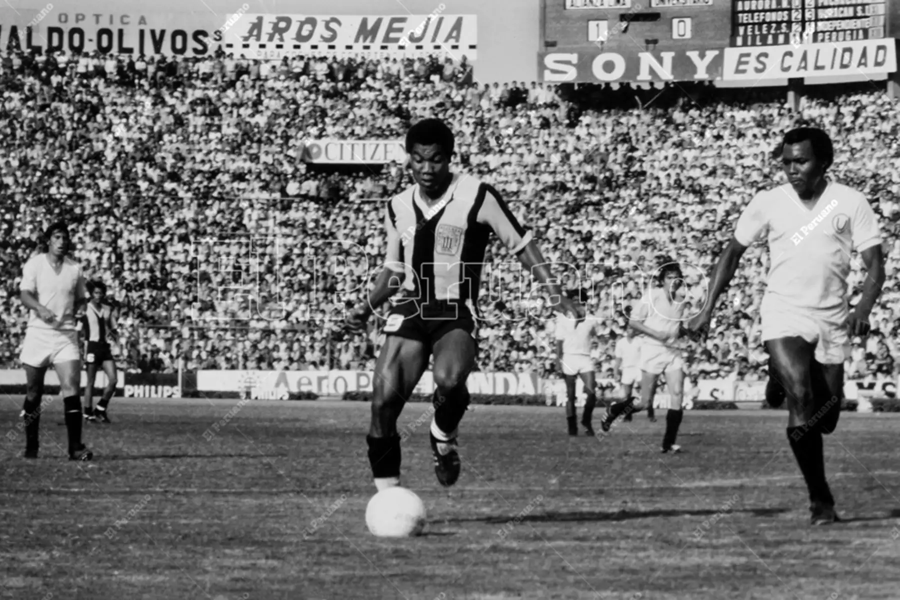 Lima - 3 diciembre 1978 / El delantero Guillermo La Rosa de gran actuación en el triunfo 2-1 de Alianza Lima sobre Universitario de Deportes. Foto: Archivo Histórico de El Peruano