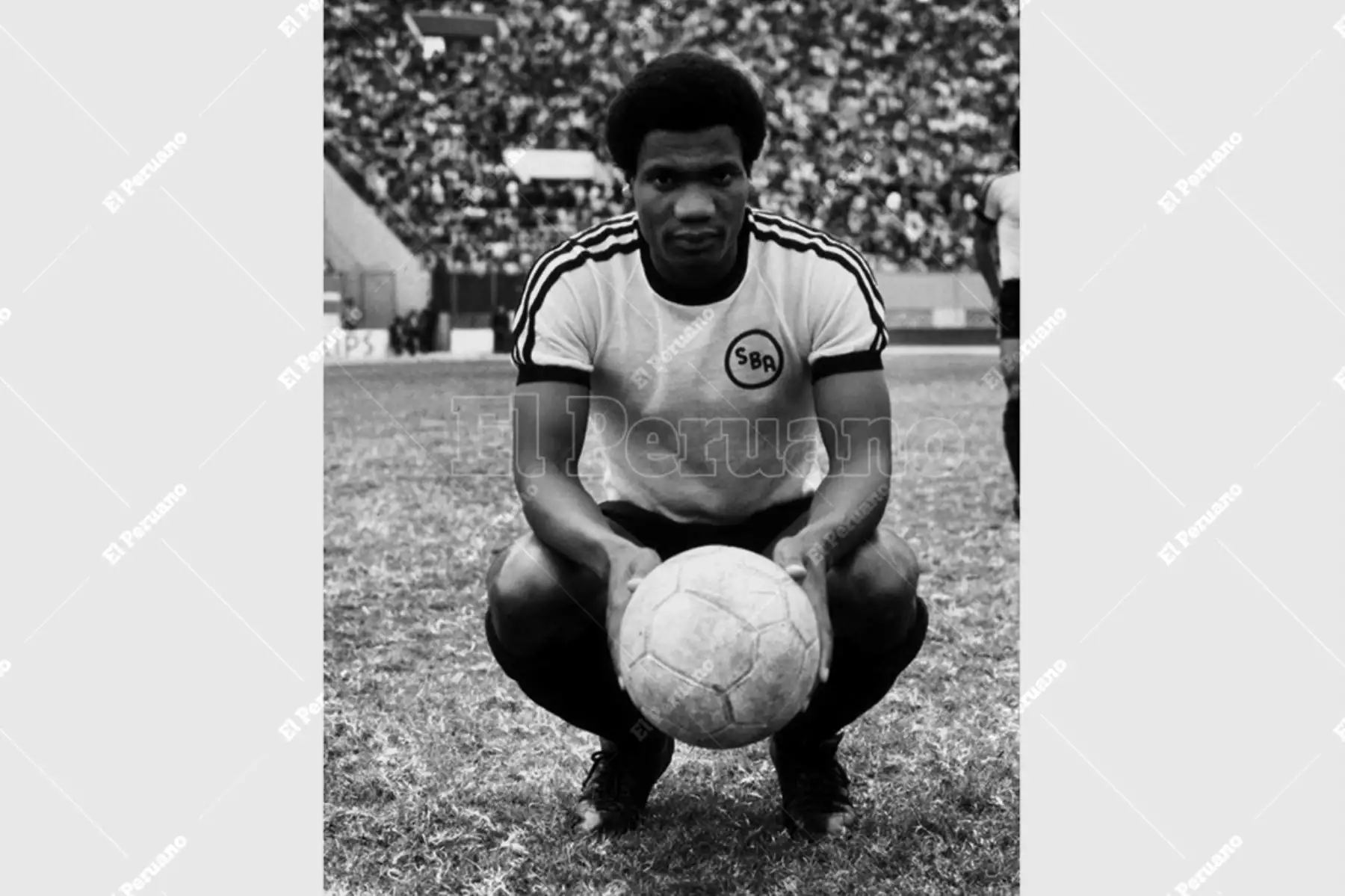 Lima - 1 agosto 1976 / Guillermo La Rosa, delantero del Sport Boys del Callao posa momentos antes del partido entre el cuadro porteño y Universitario de Deportes en el Estadio Nacional. Foto: Archivo Histórico de El Peruano / Raúl Sagástegui