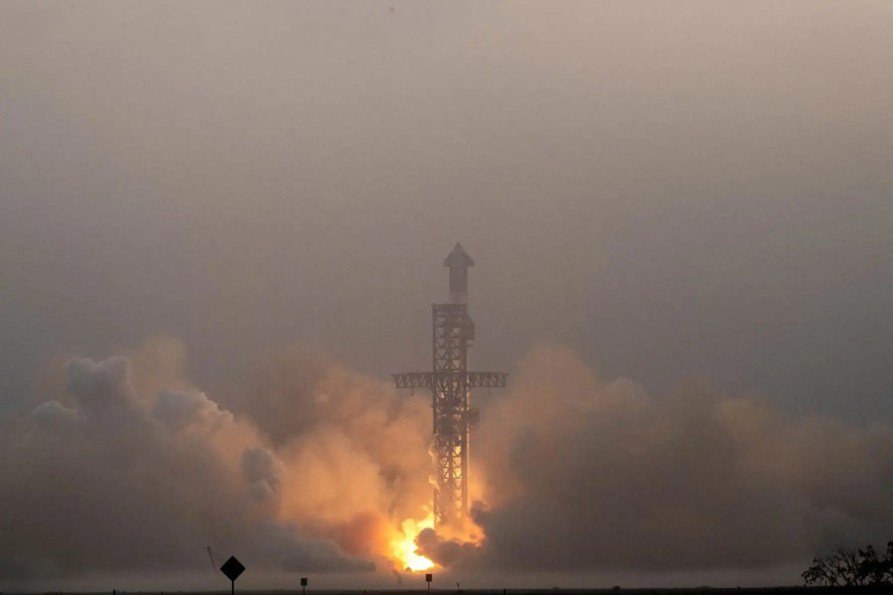 El Starship SpaceX se lanza en su cuarta prueba de vuelo desde Starbase en Boca Chica, Texas, el 6 de junio de 2024. El Starship es vital para los planes de la NASA para llevar astronautas a la Luna a finales de esta década, y para las esperanzas del CEO de SpaceX, Elon Musk, de eventualmente colonizar Marte. Foto: AFP