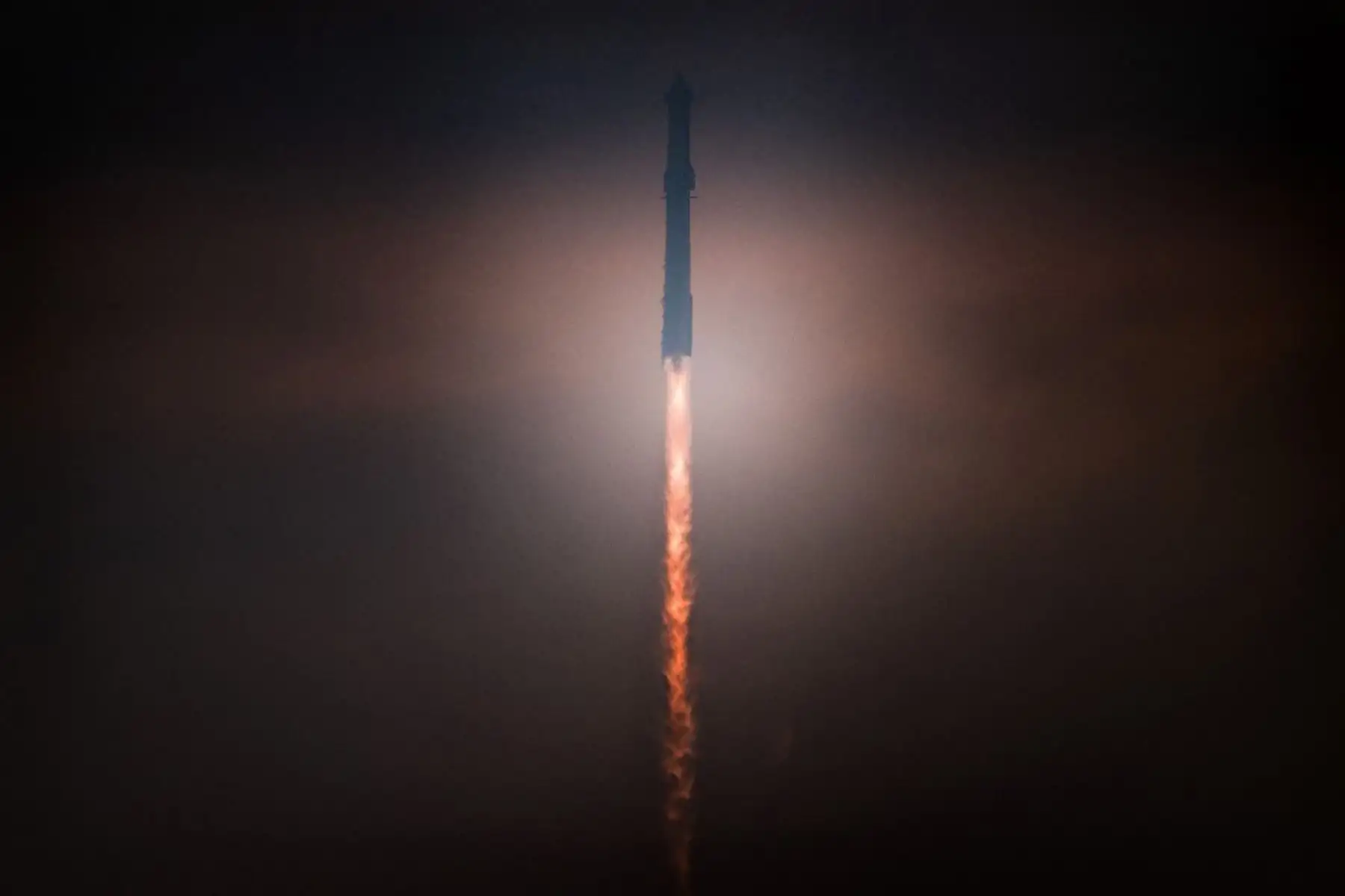 El Starship SpaceX se lanza en su cuarta prueba de vuelo desde Starbase en Boca Chica, Texas, el 6 de junio de 2024. El Starship es vital para los planes de la NASA para llevar astronautas a la Luna a finales de esta década, y para las esperanzas del CEO de SpaceX, Elon Musk, de eventualmente colonizar Marte.
