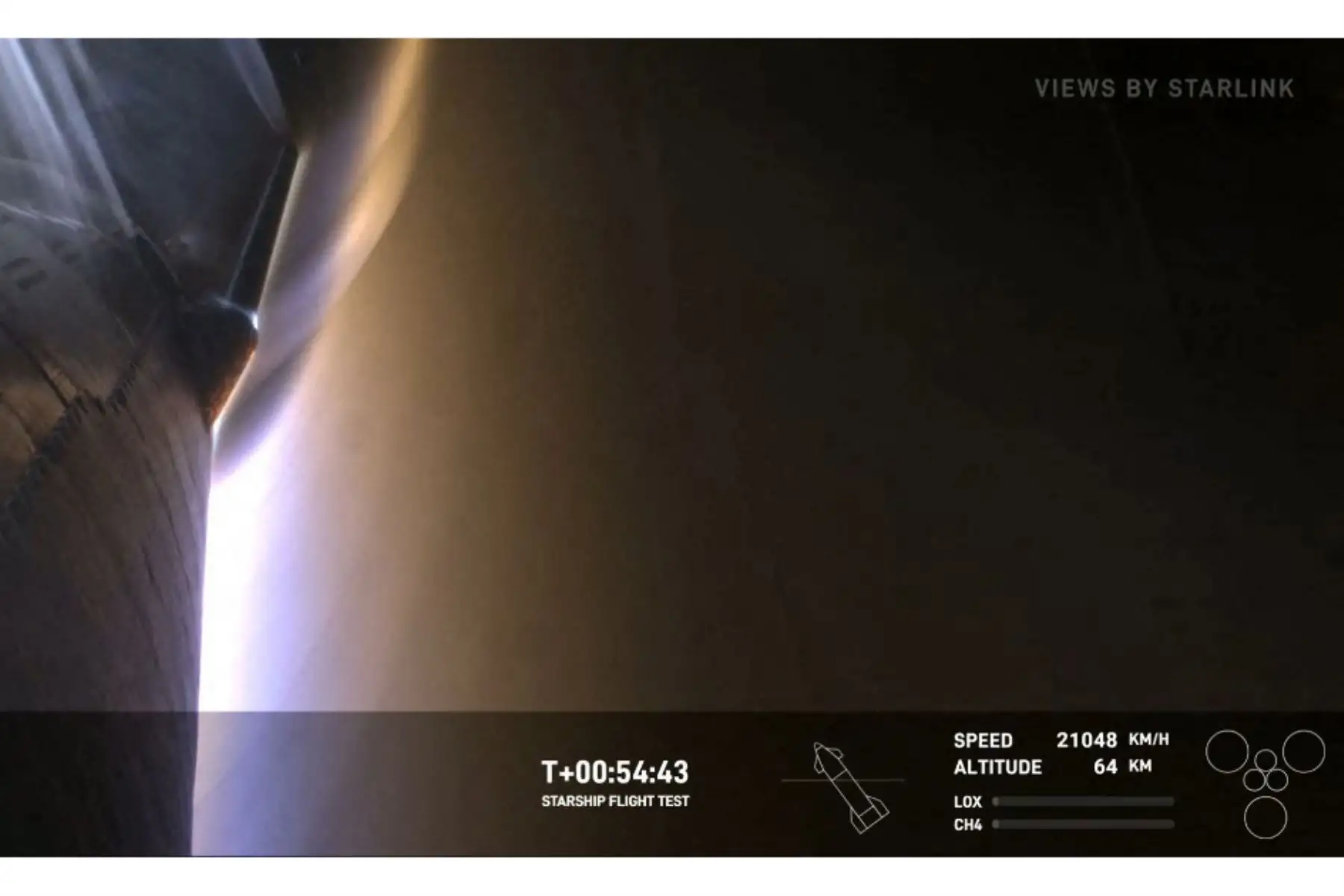 SpaceX Starship, en su cuarta prueba de vuelo reingresando a la atmósfera de la Tierra el 6 de junio de 2024, para un amerizaje en el Océano Índico.  Foto: AFP