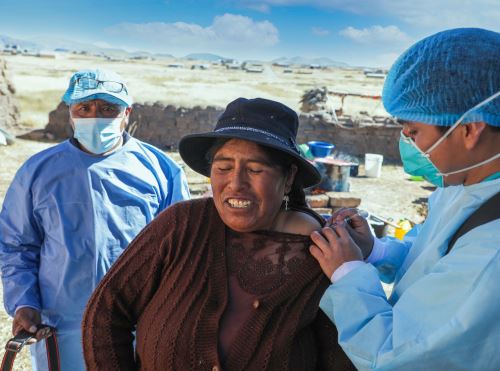 Las autoridades de Salud de Puno y del Minsa desplegaron 478 brigadas de vacunación en la región altiplánica para proteger a más de 94,000 personas vulnerables de la neumonía e influenza ante las bajas temperaturas. ANDINA/Difusión