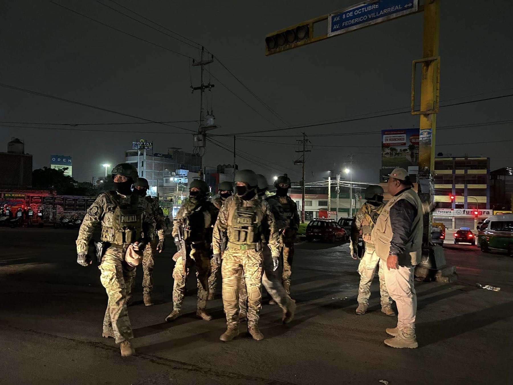 Un total de 450 policías participaron en el megaoperativo Amanecer Seguro que se ejecutó en la madrugada de hoy en tres distritos de la provincia de Trujillo que culminó con la intervención a más de 2,400 personas. ANDINA/Difusión