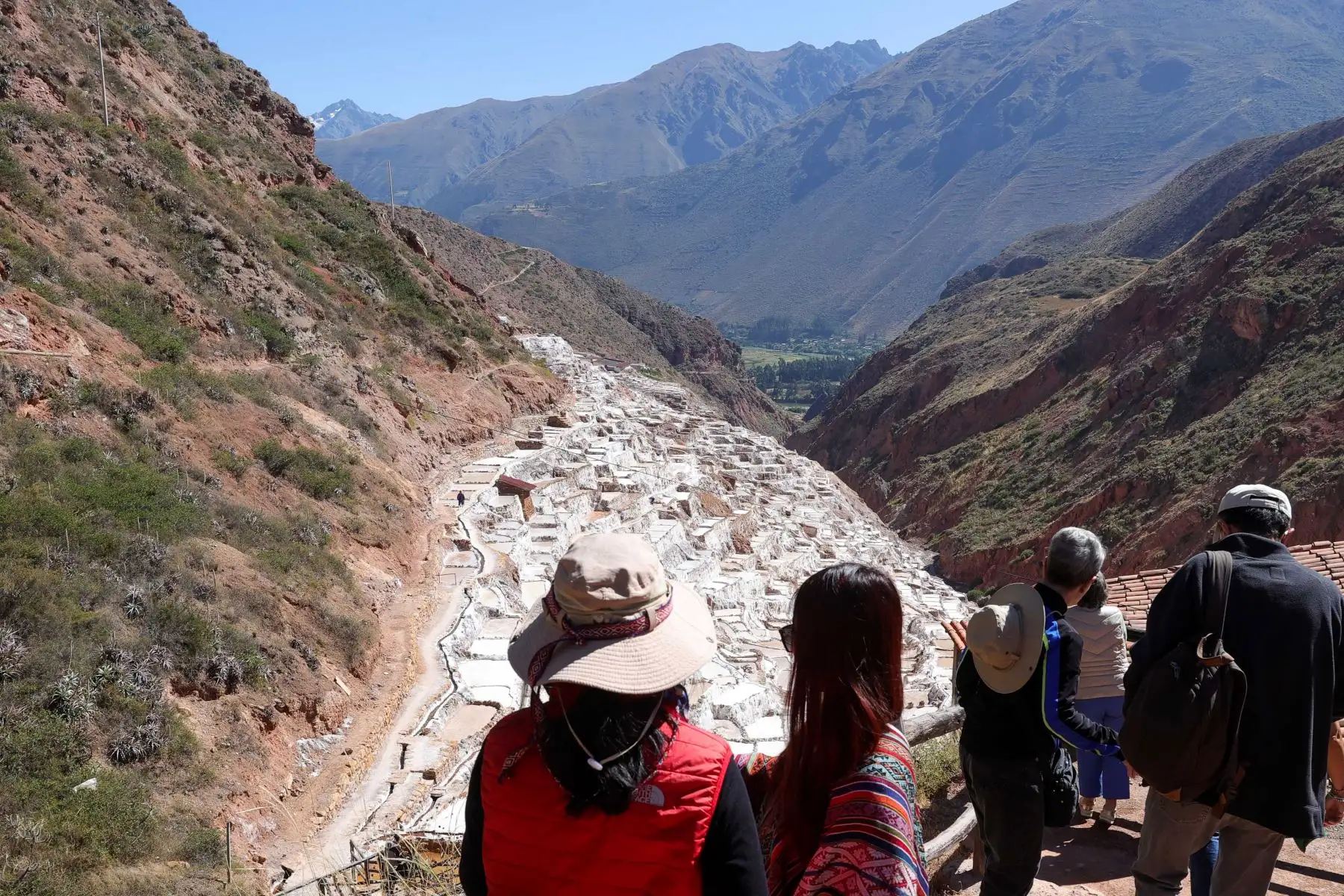 Empleando una técnica ancestral, comunidades cusqueñas extraen el cotizado mineral. Las Salineras de Maras fueron inscritas en 2019 en la Lista Indicativa del Patrimonio Mundial de la Convención de la Unesco como bien cultural y testimonio único o “excepcional” de una tradición cultural. ”. Foto: ANDINA/ Melina Mejía