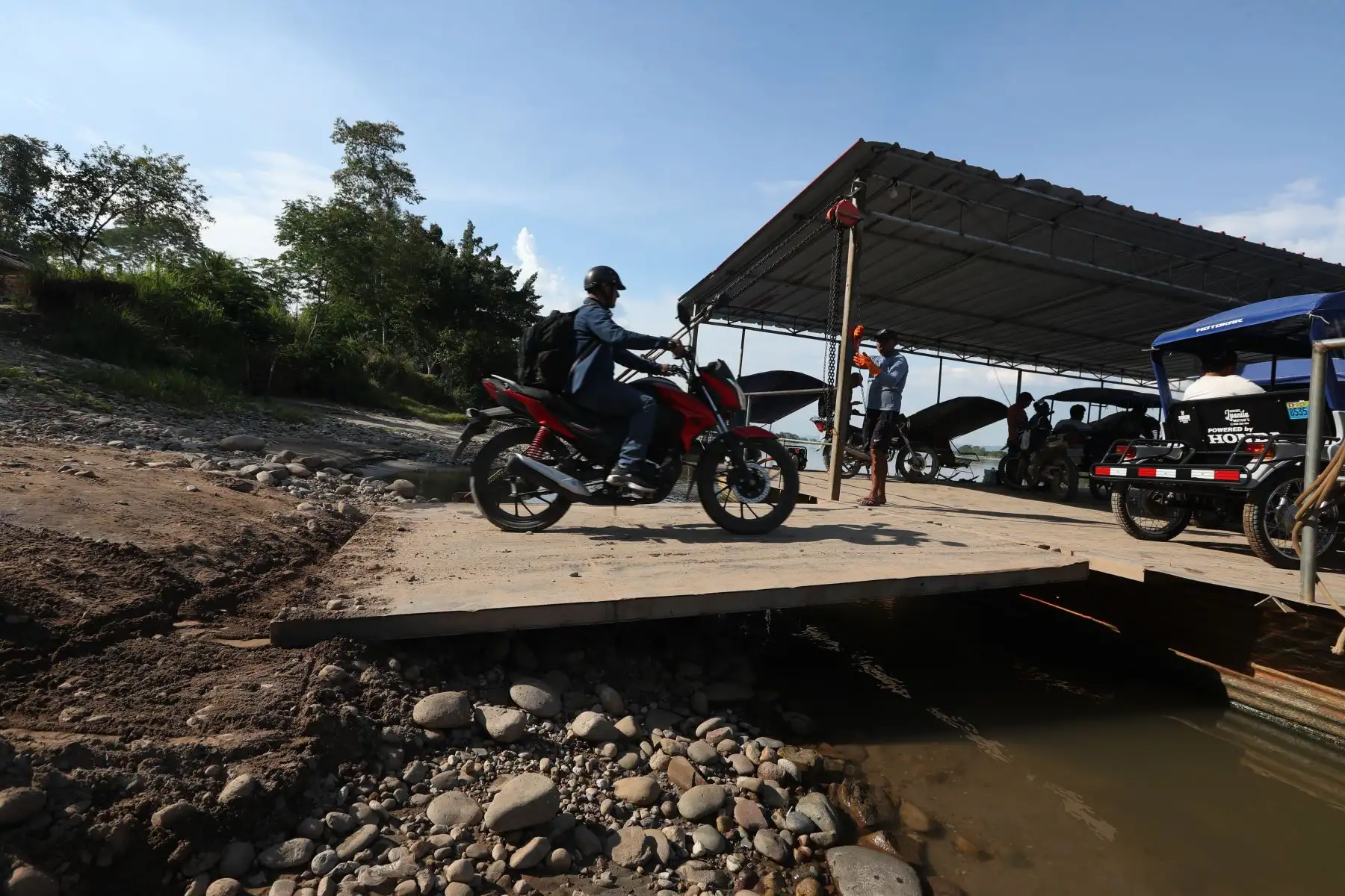 El puente unirá a los distritos de Juanjuí y Pajarillo, y contará con un eje principal que conectará la carretera Fernando Belaunde Terry con la vía que se dirige hacia la zona del valle del Cuñumbuza. Beneficiará a más de 32 000 habitantes de los distritos de Juanjuí, Pajarillo y anexos. Foto: ANDINA/Prensa Presidencia