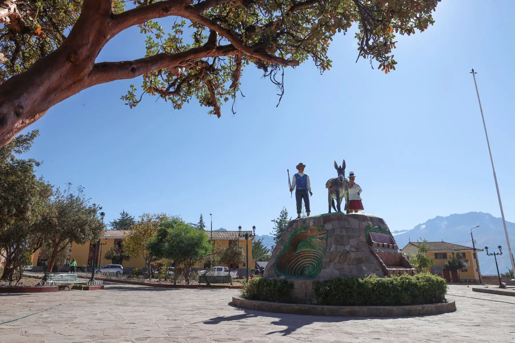En la plaza principal de Maras destaca una escultura de un hombre y una mujer junto a un burro; todos sobre una formación rocosa donde se aprecian los 3 principales atractivos turísticos del lugar: las salineras, los andenes de Moray y la iglesia del pueblo. Foto: ANDINA/Melina Mejía