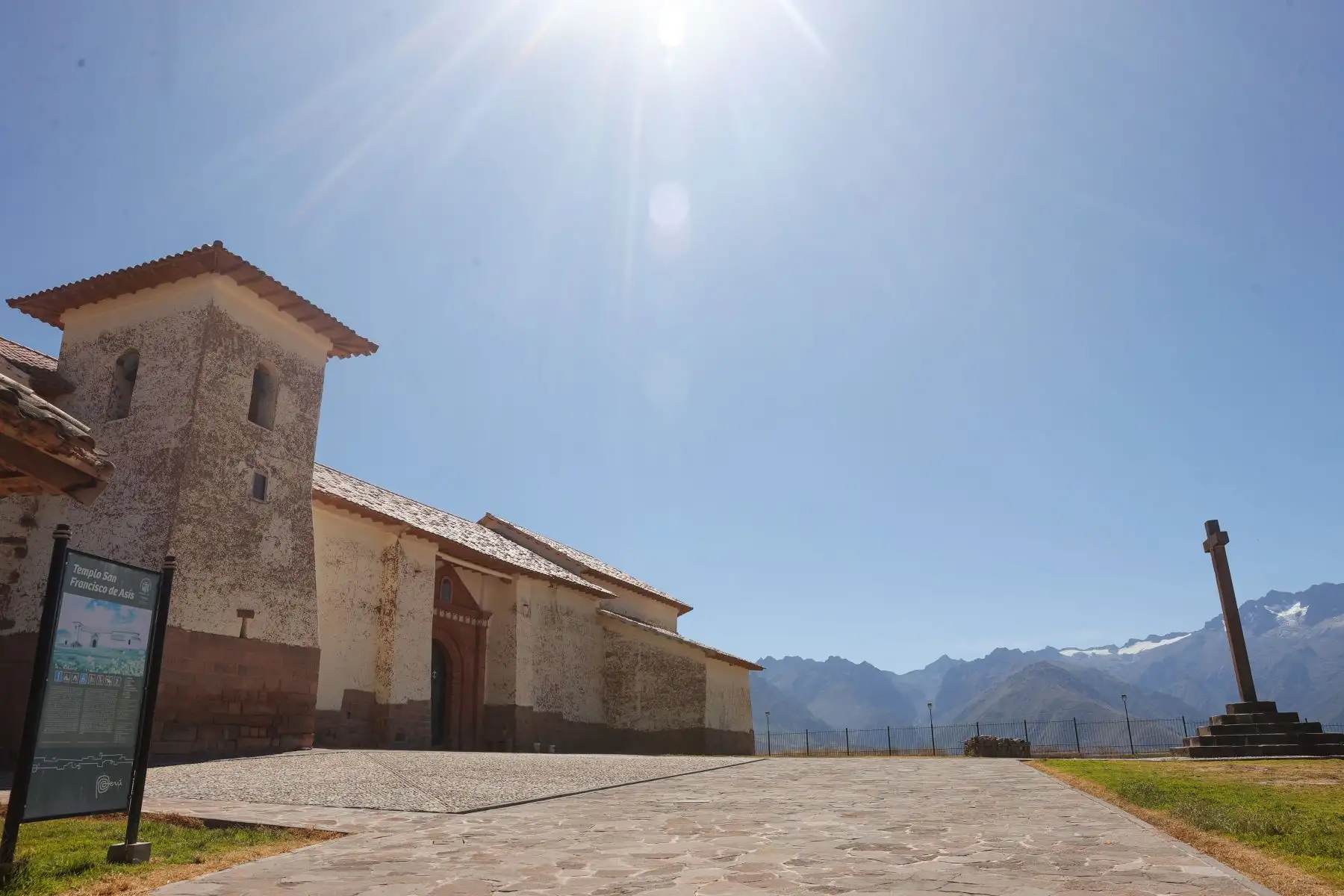 En la época colonial se construyo el ‘Templo de San Francisco de Maras’. Como la mayoría de iglesias coloniales, ésta se construyó sobre un adoratorio inca. Foto: ANDINA/Melina Mejía
