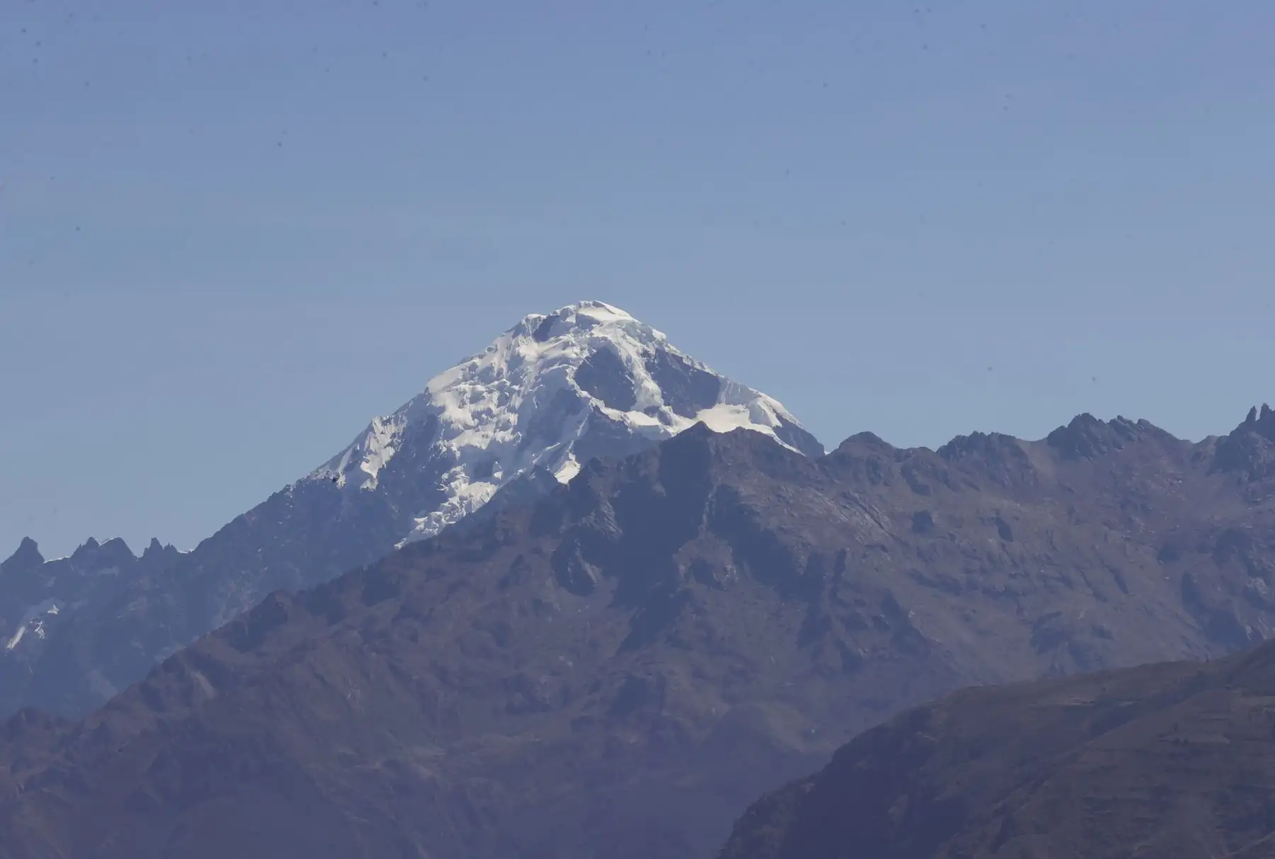 El Nevado La Verónica en Cusco es el pico más alto de la Cordillera de Urubamba y se puede apreciar desde el pueblo de Maras. Foto: ANDINA/Melina Mejía