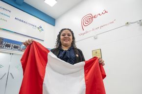 Los nuevos compatriotas recibieron su Título de la Nacionalidad Peruana tras cumplir con una serie de requisitos exigidos por la Ley de Migraciones y su Reglamento, en una emotiva ceremonia realizada en la sede central de Migraciones en Breña.