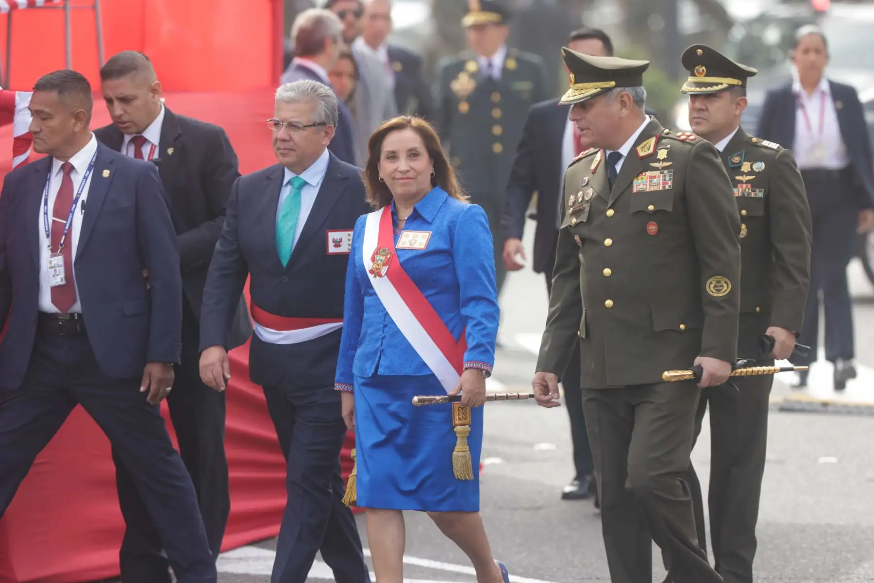 Llegada de la presidenta Dina Boluarte a la ceremonía por el día de la bandera en la Plaza Bolognesi.Foto: ANDINA/Luis Iparraguirre