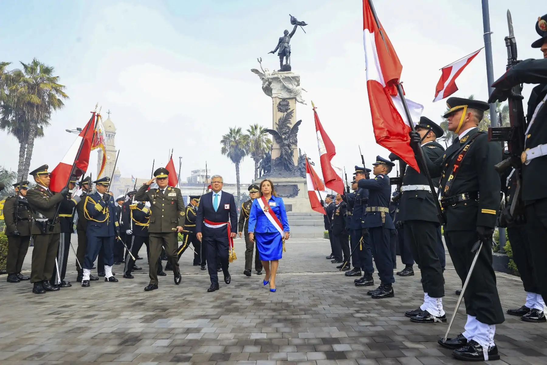 Llegada de la presidenta Dina Boluarte a la ceremonía por el día de la bandera en la Plaza Bolognesi.

Foto: ANDINA/Jhonel Rodríguez