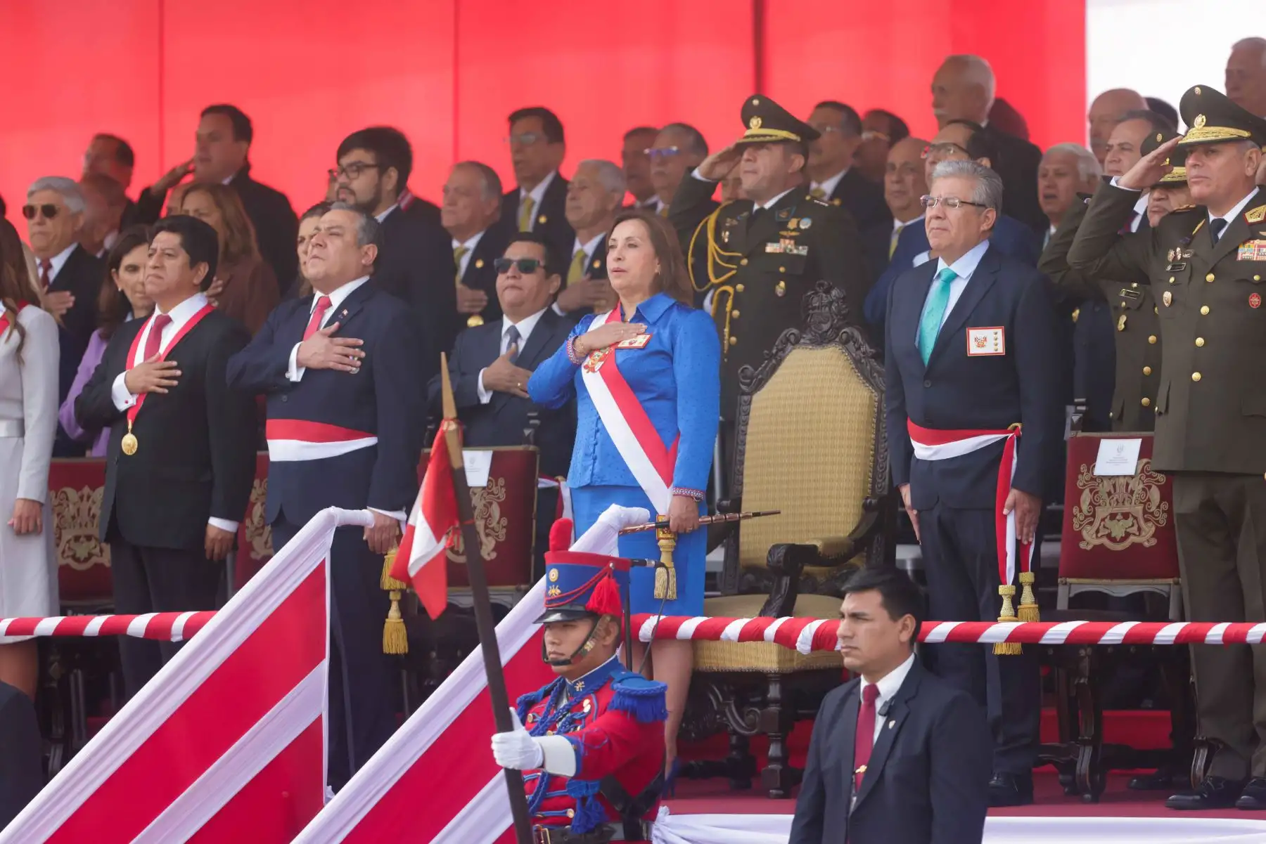 Llegada de la presidenta Dina Boluarte a la ceremonía por el día de la bandera en la Plaza Bolognesi.Foto: ANDINA/Luis Iparraguirre