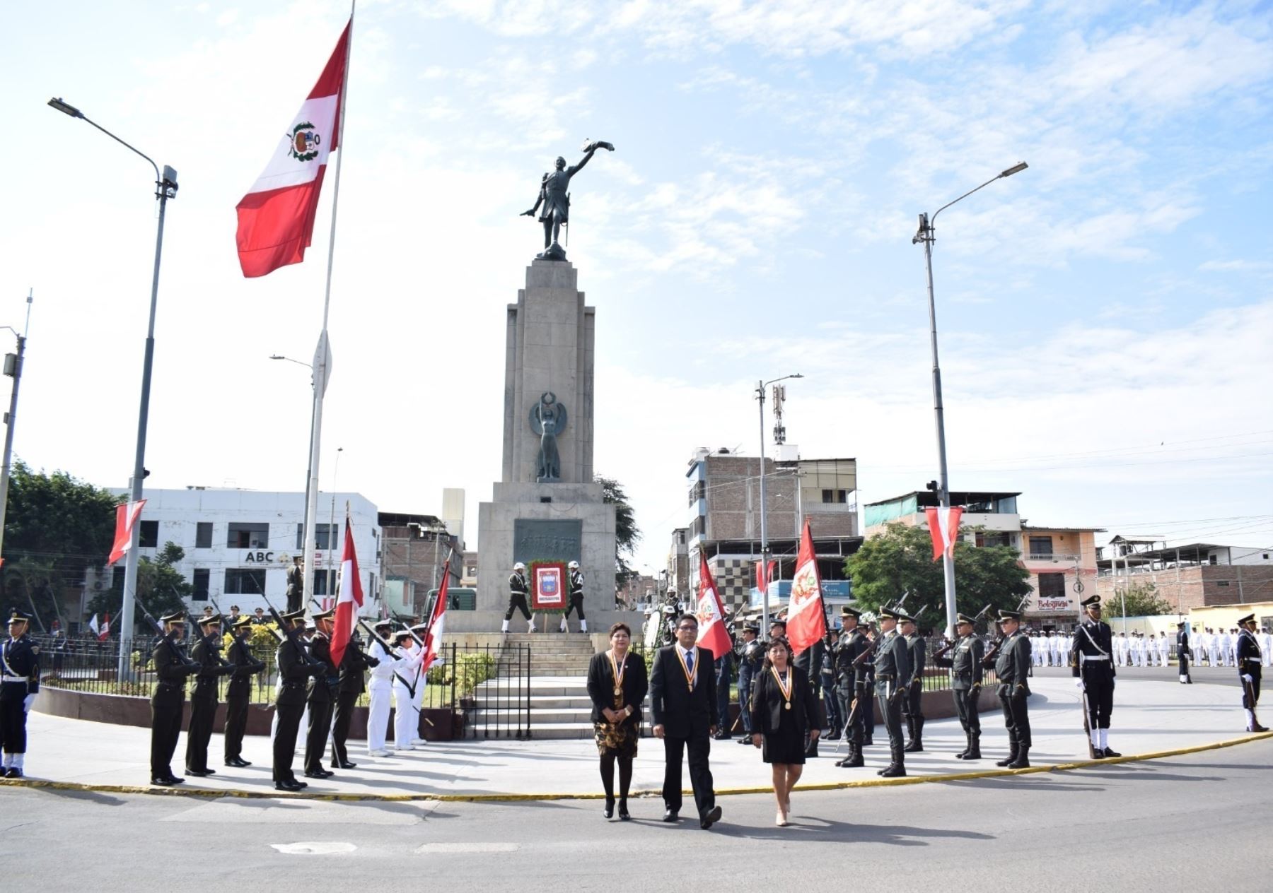 Con una emotiva ceremonia la ciudad de Piura recordó esta mañana la gesta heroica de Francisco Bolognesi y renovó su juramento de fidelidad a la Bandera. ANDINA/Difusión