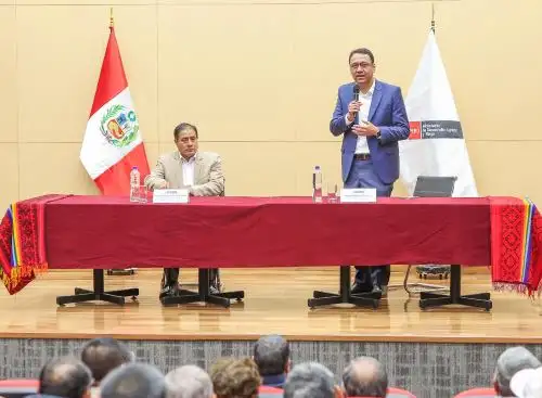 El titular del Midagri, Ángel Manera, se reunió con dirigentes de juntas de usuarios de agua con quienes evaluó la atención a la problemática hídrica. ANDINA/Difusión