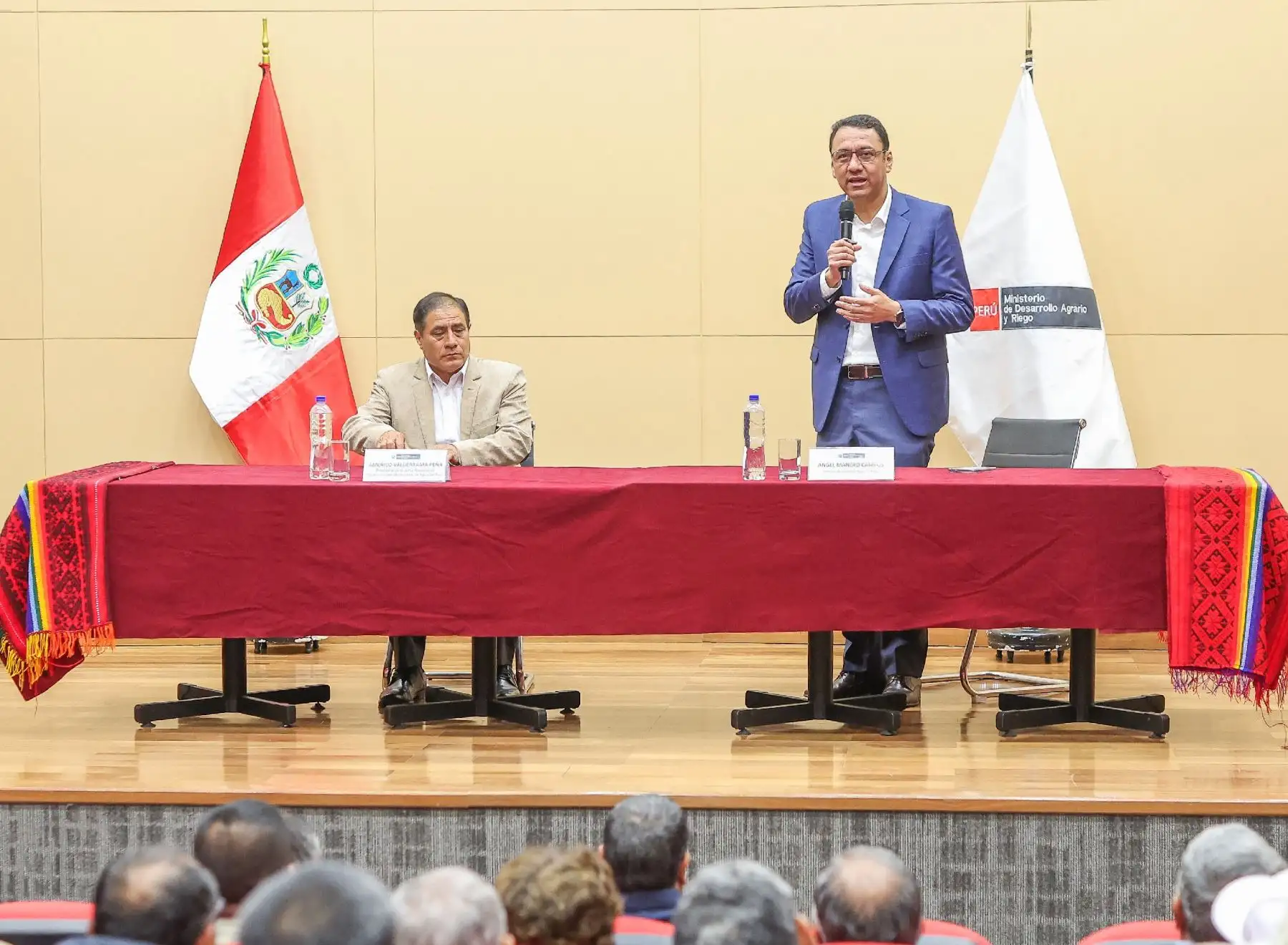 El titular del Midagri, Ángel Manera, se reunió con dirigentes de juntas de usuarios de agua con quienes evaluó la atención a la problemática hídrica. ANDINA/Difusión